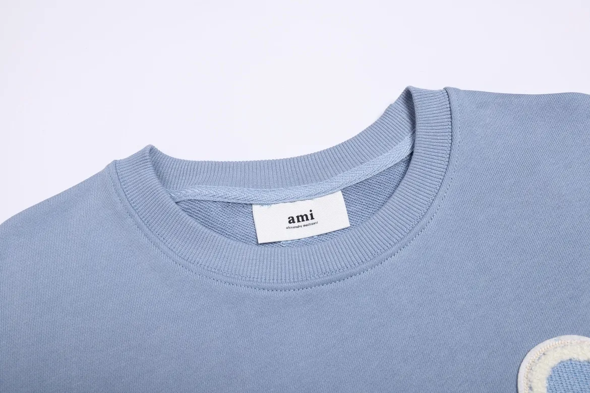 P150 Style No. 204 2025 embroidered large chapter style (15 colors in total) AMI 2025 autumn and winter classic large chapter round neck sweatshirt 15 colors to meet everyone’s needs. The fabric is made of 380g pure cotton fabric, which is thick and textured. The whole network’s counters purchase quality supporting output, which perfectly restores the genuine chapter. All the chapters are made of thick wool knitting. The absolute quality can be compared with any one in the market. There is no color difference in custom-dyed threads. The detailed accessories and tag packaging are all 1:1 with the genuine products, with the spirit of craftsmanship to give back to customers.   Color: fog blue Size: S M L XL