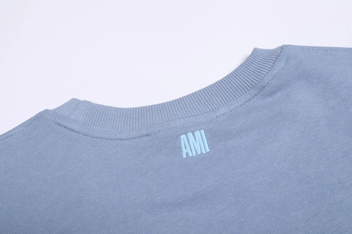 P150 Style No. 204 2025 embroidered large chapter style (15 colors in total) AMI 2025 autumn and winter classic large chapter round neck sweatshirt 15 colors to meet everyone’s needs. The fabric is made of 380g pure cotton fabric, which is thick and textured. The whole network’s counters purchase quality supporting output, which perfectly restores the genuine chapter. All the chapters are made of thick wool knitting. The absolute quality can be compared with any one in the market. There is no color difference in custom-dyed threads. The detailed accessories and tag packaging are all 1:1 with the genuine products, with the spirit of craftsmanship to give back to customers.   Color: fog blue Size: S M L XL