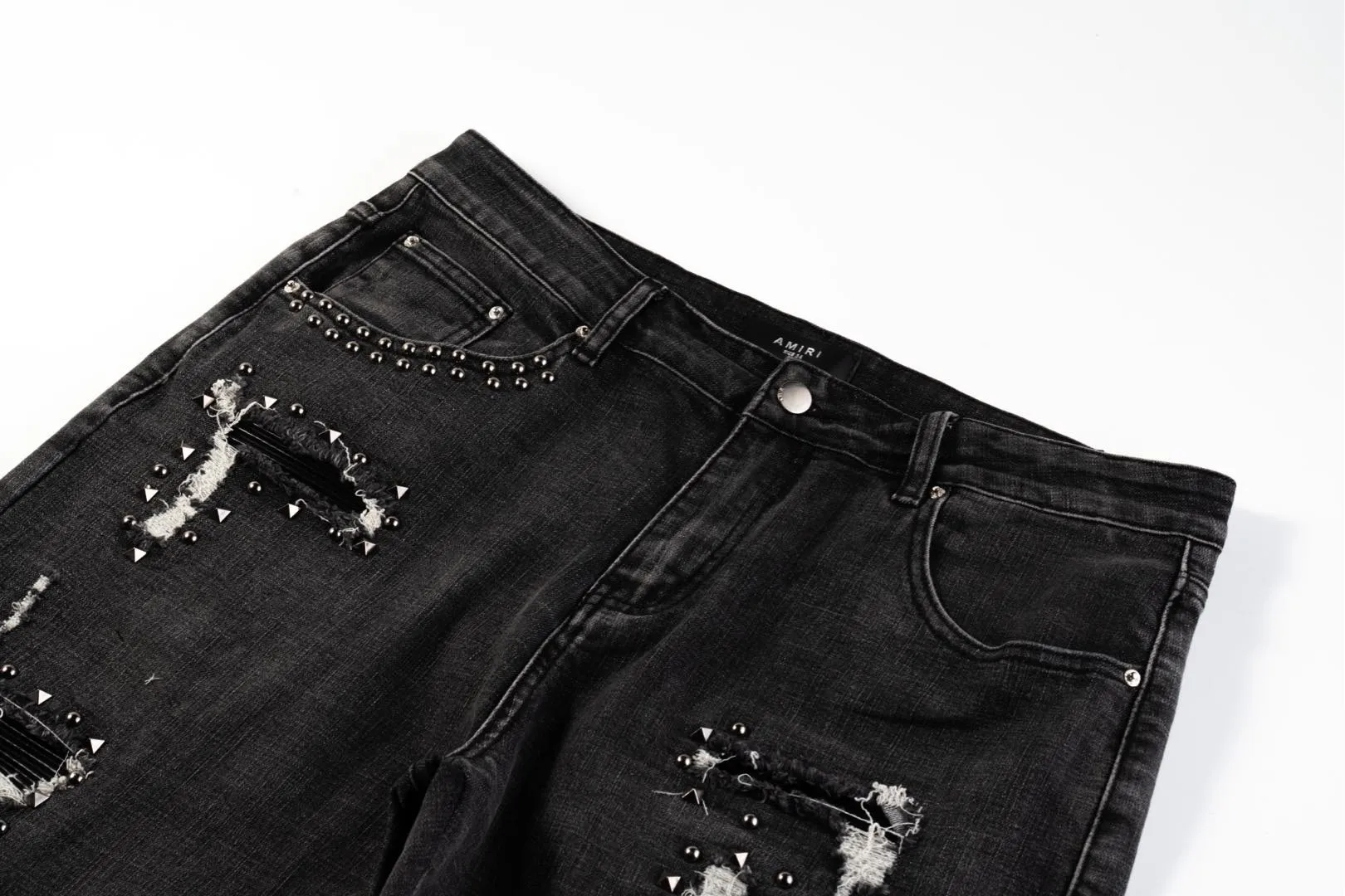 P240 AMIRI Washed and Distressed High Street Slim Jeans and Trousers - In recent years, high street has become an increasingly common word in men's clothing. High street style has also become an important direction for everyone to match. High street related items are basically inseparable from oversize or off-shoulder tops. The lower body is paired with trackpants or tight-fitting denim. In my opinion, the most representative one is perhaps the denim. Operated by Ningbo washing factory. Front and back. Cat whiskers on trouser legs to play with beautiful fading. Full of high-end feel, the knee-part destroyed design is combined with the patchwork design. It has been used as a facade design. Leather waist nameplate. Customized crotch placket hardware. Engraved molding. Style number: 1630# Size: 30 32 34 36 38