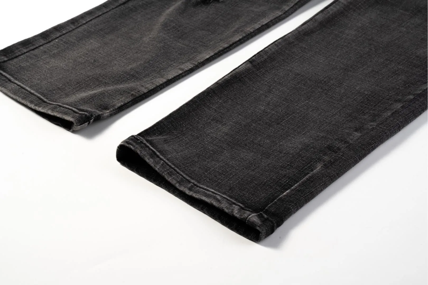 P240 AMIRI Washed and Distressed High Street Slim Jeans and Trousers - In recent years, high street has become an increasingly common word in men's clothing. High street style has also become an important direction for everyone to match. High street related items are basically inseparable from oversize or off-shoulder tops. The lower body is paired with trackpants or tight-fitting denim. In my opinion, the most representative one is perhaps the denim. Operated by Ningbo washing factory. Front and back. Cat whiskers on trouser legs to play with beautiful fading. Full of high-end feel, the knee-part destroyed design is combined with the patchwork design. It has been used as a facade design. Leather waist nameplate. Customized crotch placket hardware. Engraved molding. Style number: 1630# Size: 30 32 34 36 38