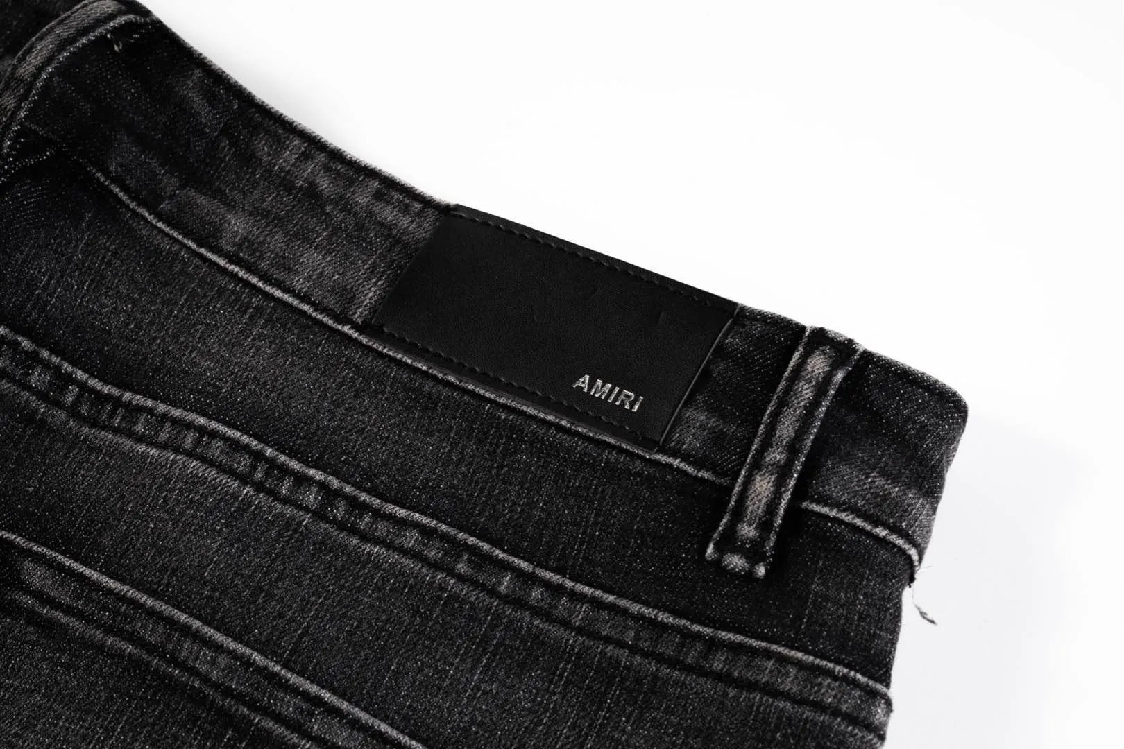 P240 AMIRI Washed and Distressed High Street Slim Jeans and Trousers - In recent years, high street has become an increasingly common word in men's clothing. High street style has also become an important direction for everyone to match. High street related items are basically inseparable from oversize or off-shoulder tops. The lower body is paired with trackpants or tight-fitting denim. In my opinion, the most representative one is perhaps the denim. Operated by Ningbo washing factory. Front and back. Cat whiskers on trouser legs to play with beautiful fading. Full of high-end feel, the knee-part destroyed design is combined with the patchwork design. It has been used as a facade design. Leather waist nameplate. Customized crotch placket hardware. Engraved molding. Style number: 1630# Size: 30 32 34 36 38