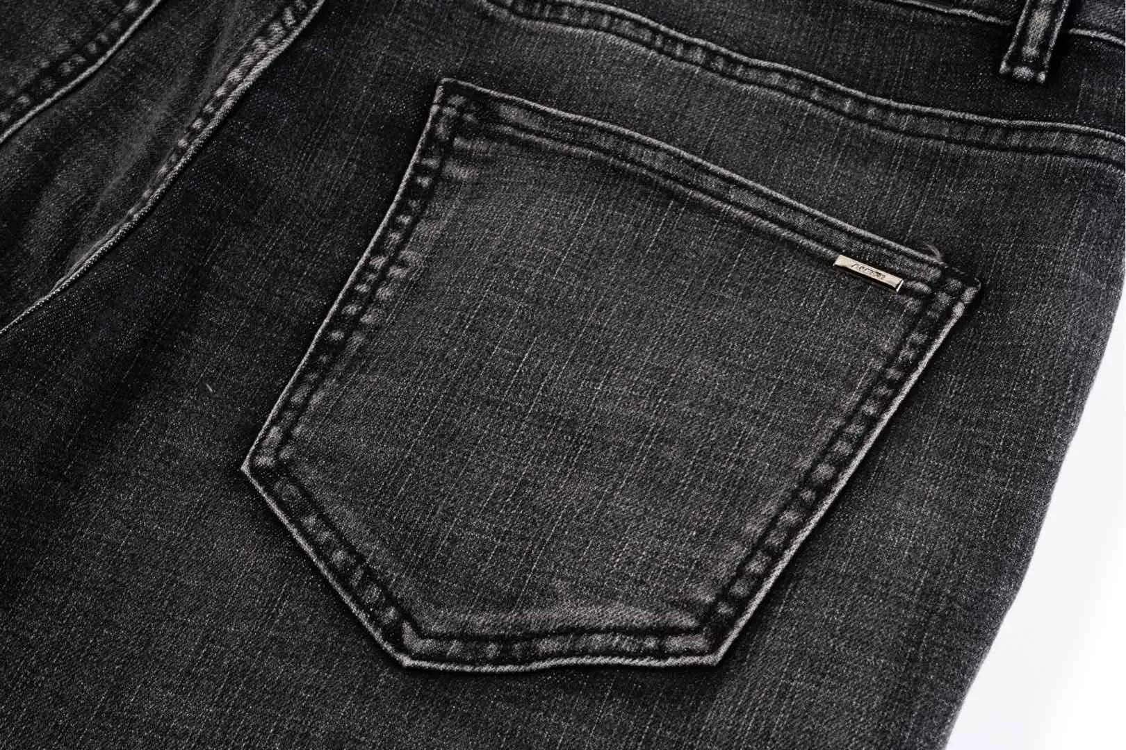 P240 AMIRI Washed and Distressed High Street Slim Jeans and Trousers - In recent years, high street has become an increasingly common word in men's clothing. High street style has also become an important direction for everyone to match. High street related items are basically inseparable from oversize or off-shoulder tops. The lower body is paired with trackpants or tight-fitting denim. In my opinion, the most representative one is perhaps the denim. Operated by Ningbo washing factory. Front and back. Cat whiskers on trouser legs to play with beautiful fading. Full of high-end feel, the knee-part destroyed design is combined with the patchwork design. It has been used as a facade design. Leather waist nameplate. Customized crotch placket hardware. Engraved molding. Style number: 1630# Size: 30 32 34 36 38