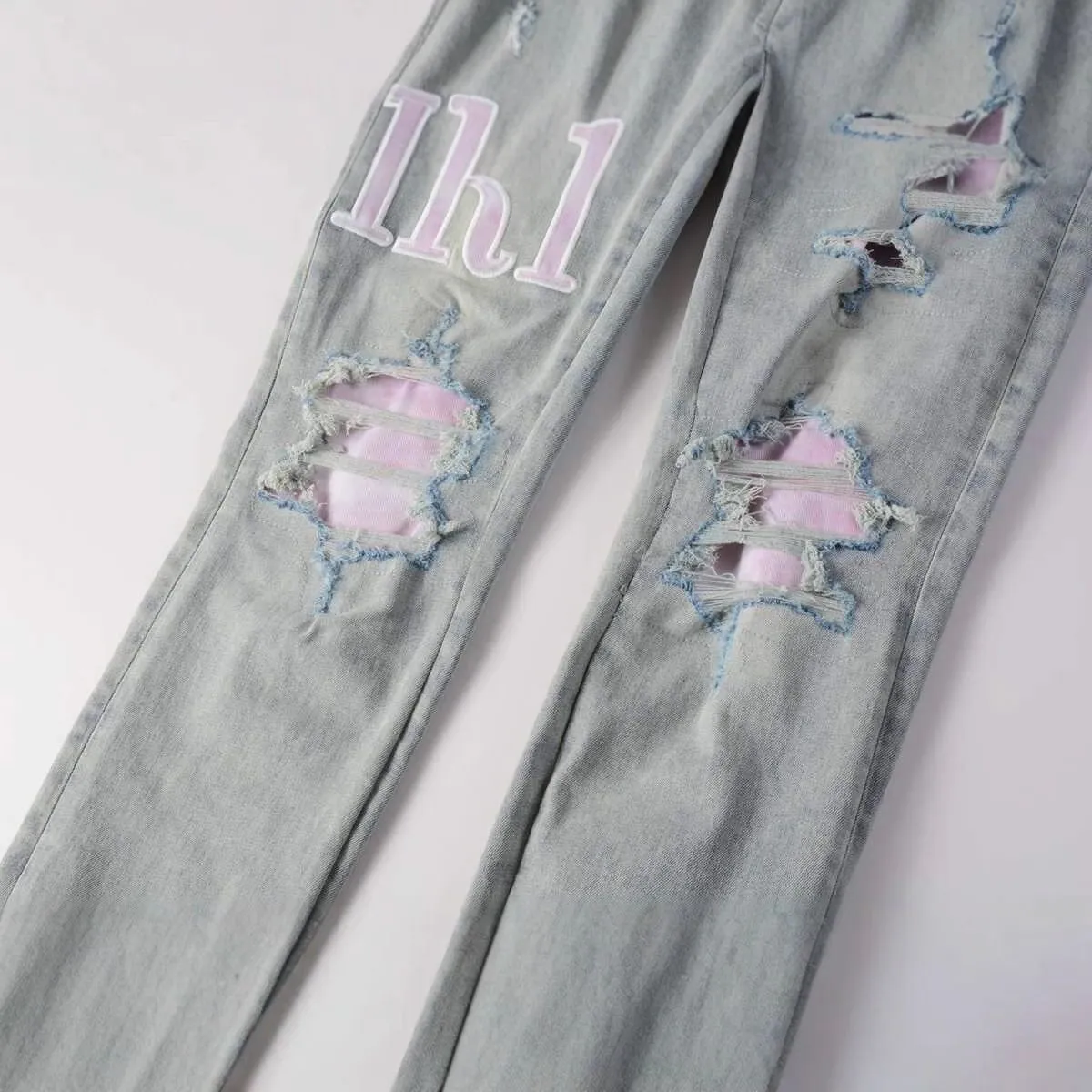 P220 💰 AMIRI patch embroidery jeans trousers AMIRI high street basic ripped tight elastic jeans trousers amiri brand jeans break the production process and cutting of the original jeans, the fabrics are softer and more comfortable Hand-sewn collar label Customized logo buttons Genuine leather tag Color: Picture color Size: 30-32-34-36