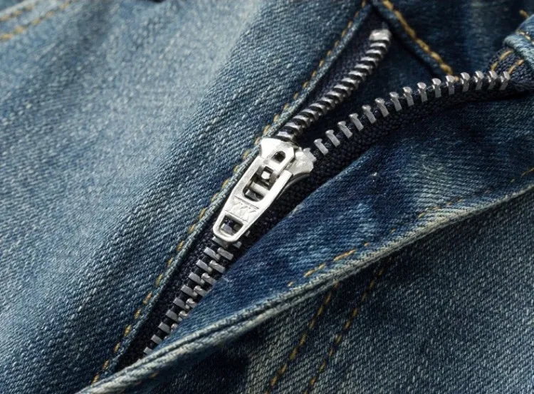 #N23 P246💰 (Top version) AMIRI hot high street jeans slim fit stretch washed knife cut trousers for men AMIRI amiri is transliterated as Emil, which is the name of the founder. Mike Amiri, the founder of amiri, grew up in Los Angeles, USA. He was influenced by local street culture and Punk Rock since childhood, so he founded the amiri brand named after himself. A variety of trendy brand clothing meets the needs of different fashion players. Amiri clothing has novel and unique styles and is a well-known street brand in the United States. The styles and styles of many clothes are loved by many street photographers. The various clothing styles meet the dressing needs of different people, show their unique temperament, and show the trend of dressing. amiri's jeans are relatively famous. Not only do they have many styles, but the quality of the jeans is also very good. Many celebrities have also worn amiri brand jeans. Color: Picture color Size: 28, 30, 32, 34, 36 28 30 32 34 36 Waist 71 76 81 86 91 Qianlang 26.5 27.5 28.5 29.5 30.5 Hou Lang 37 38 39 40 41 Foot 14 14.8 15.6 16.4 17.2 Foreign Minister 100 102 104 106 107