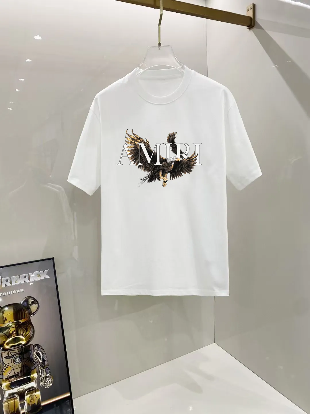 P140 AMIRI# 2025 spring and summer new style debut counter, the latest short-sleeved round neck T-shirt, high-end custom design, avant-garde and fashionable! The brand logo is designed with heavy craftsmanship. High-end customized 250g Xinjiang long-staple cotton fabric. Soft to the touch. Comfortable to wear. Exquisite stitching at the counter level. Fine workmanship. The upper body effect is incomparably handsome! A must-have item for a stylish man! Color: black. White! Size: S M L