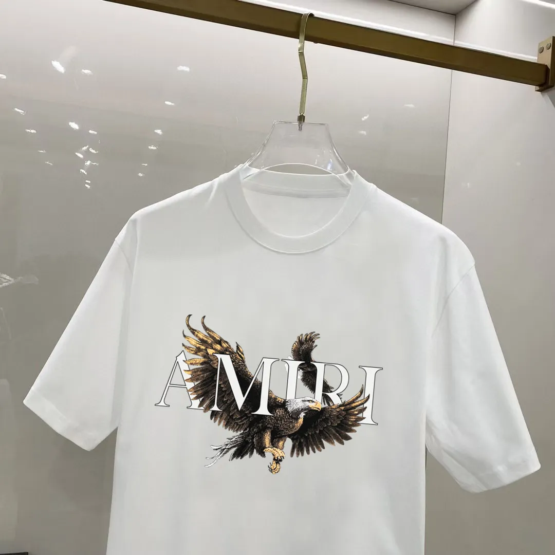 P140 AMIRI# 2025 spring and summer new style debut counter, the latest short-sleeved round neck T-shirt, high-end custom design, avant-garde and fashionable! The brand logo is designed with heavy craftsmanship. High-end customized 250g Xinjiang long-staple cotton fabric. Soft to the touch. Comfortable to wear. Exquisite stitching at the counter level. Fine workmanship. The upper body effect is incomparably handsome! A must-have item for a stylish man! Color: black. White! Size: S M L