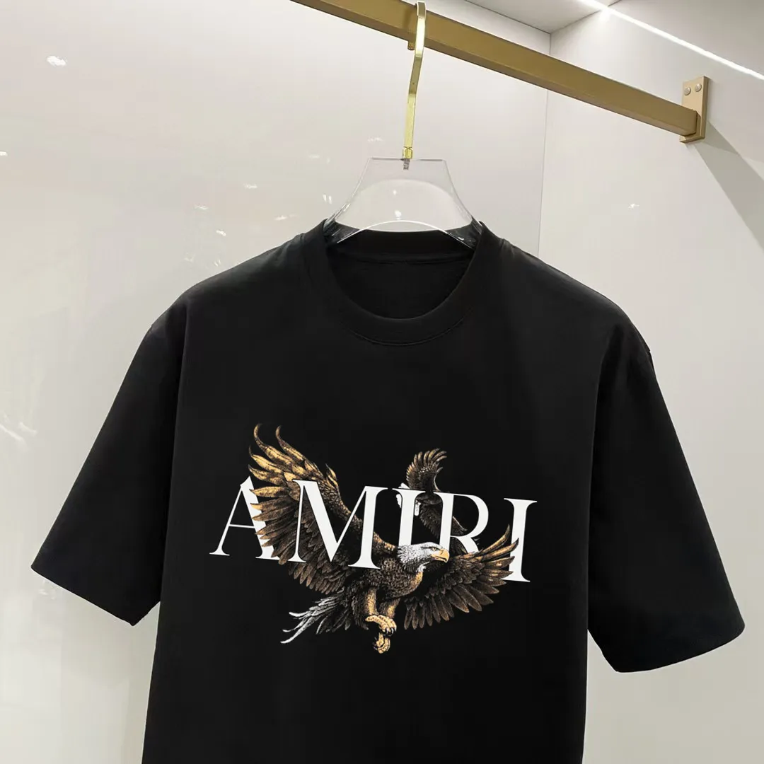 P140 AMIRI# 2025 spring and summer new style debut counter, the latest short-sleeved round neck T-shirt, high-end custom design, avant-garde and fashionable! The brand logo is designed with heavy craftsmanship. High-end customized 250g Xinjiang long-staple cotton fabric. Soft to the touch. Comfortable to wear. Exquisite stitching at the counter level. Fine workmanship. The upper body effect is incomparably handsome! A must-have item for a stylish man! Color: black. White! Size: S M L