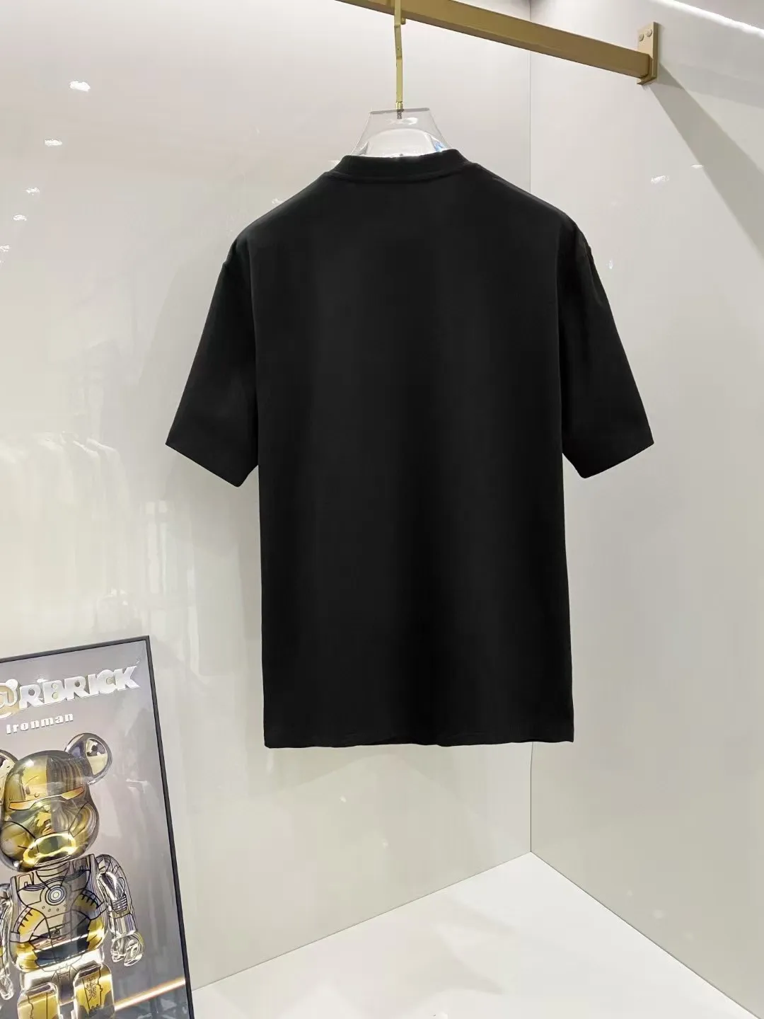 P140 AMIRI# 2025 spring and summer new style debut counter, the latest short-sleeved round neck T-shirt, high-end custom design, avant-garde and fashionable! The brand logo is designed with heavy craftsmanship. High-end customized 250g Xinjiang long-staple cotton fabric. Soft to the touch. Comfortable to wear. Exquisite stitching at the counter level. Fine workmanship. The upper body effect is incomparably handsome! A must-have item for a stylish man! Color: black. White! Size: S M L