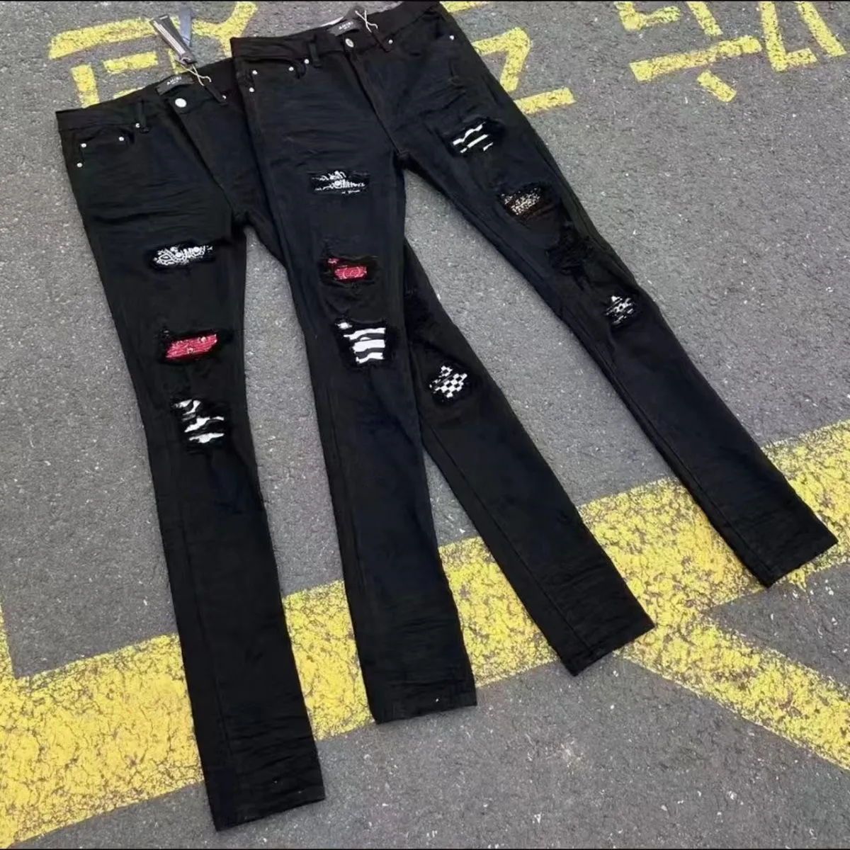 #M61 P168💰 AMIRI patch embroidery jeans trousers AMIRI high street basic ripped tight elastic jeans trousers amiri brand jeans break the production process and cutting of the original jeans, the fabrics are softer and more comfortable Hand-sewn collar label Customized logo buttons Genuine leather tag Color: Picture color Size: 30-32-34-36