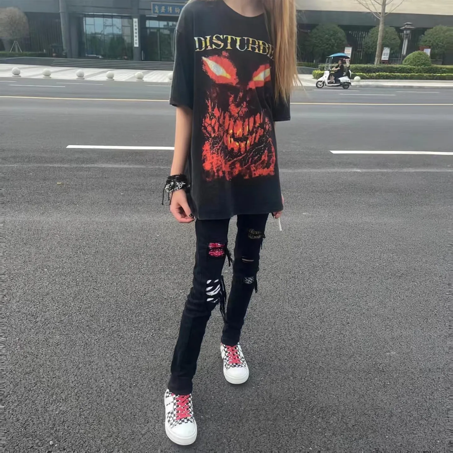 #M61 P168💰 AMIRI patch embroidery jeans trousers AMIRI high street basic ripped tight elastic jeans trousers amiri brand jeans break the production process and cutting of the original jeans, the fabrics are softer and more comfortable Hand-sewn collar label Customized logo buttons Genuine leather tag Color: Picture color Size: 30-32-34-36