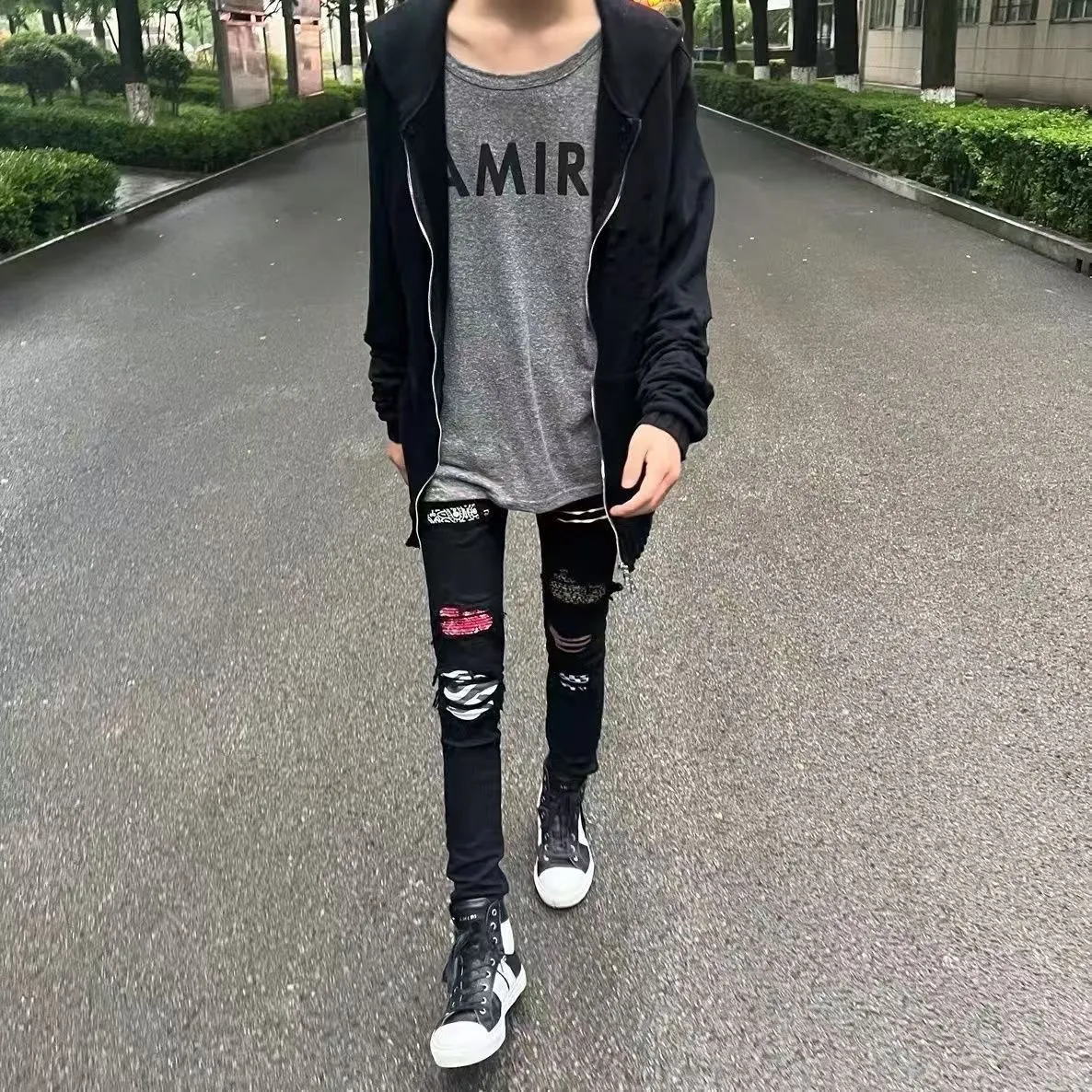#M61 P168💰 AMIRI patch embroidery jeans trousers AMIRI high street basic ripped tight elastic jeans trousers amiri brand jeans break the production process and cutting of the original jeans, the fabrics are softer and more comfortable Hand-sewn collar label Customized logo buttons Genuine leather tag Color: Picture color Size: 30-32-34-36