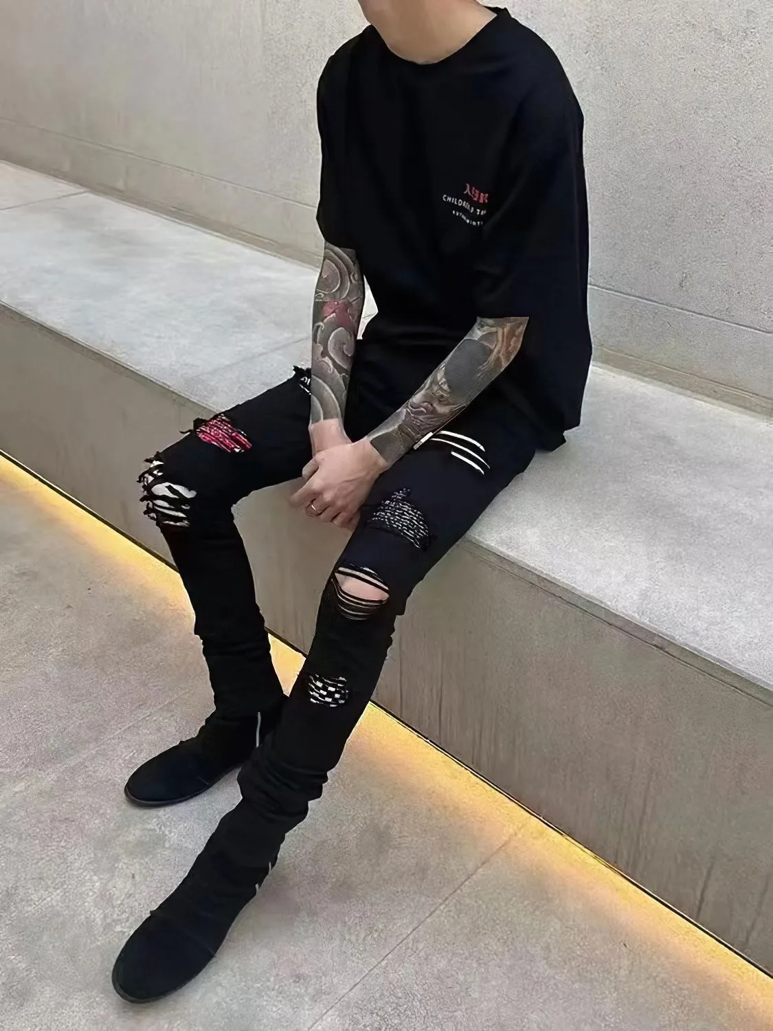 #M61 P168💰 AMIRI patch embroidery jeans trousers AMIRI high street basic ripped tight elastic jeans trousers amiri brand jeans break the production process and cutting of the original jeans, the fabrics are softer and more comfortable Hand-sewn collar label Customized logo buttons Genuine leather tag Color: Picture color Size: 30-32-34-36