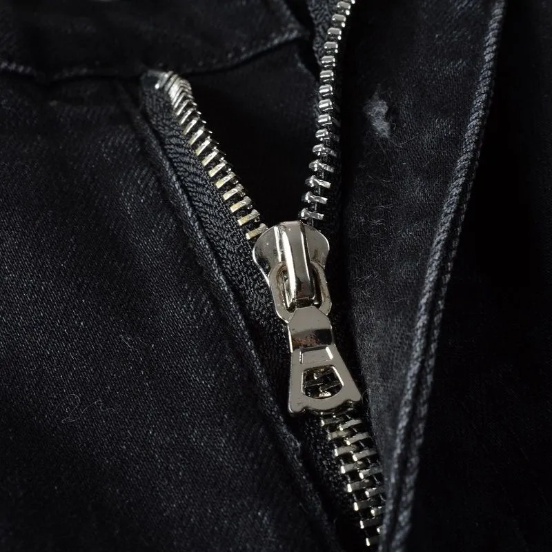P180 Top replica AMIRI patch embroidered jeans trousers AMIRI high street basic ripped tight stretch jeans trousers Amiriamiri is transliterated as Emil, which is the name of the founder. Mike Amiri, the founder of amiri, grew up in Los Angeles, USA. He was influenced by the local street culture Rock since childhood, so he founded the amiri brand named after himself. A variety of trendy clothing meets the needs of different fashion players. Amiri clothing has novel and unique styles and is a well-known street brand in the United States. Many of its styles and styles are loved by many street photographers. Various clothing styles meet the needs of different people, show their unique temperament, and show the trend of dressing. amiri's jeans are relatively famous. Not only do they have many styles, but the quality of the jeans is also very good. Many celebrities have also worn amiri brand jeans.  The jeans of the amiri brand break through the production process and cutting of the original jeans. The fabrics are relatively soft and comfortable, and are not as hard as some jeans, which can irritate the skin and cause the skin to bleed when worn. Los Angeles trendy brand Amiri's jeans are made with great detail from tailoring to texture, adding wrinkles, bullet holes, damage and other details to add to the trendiness of the jeans. You can choose the style that suits you according to your own needs. Only when you wear a suitable style can you have a certain sense of fashion.  In recent years, high street has become a word that appears more and more frequently in men's clothing. High street style has also become an important direction for everyone's matching. High street related items are basically inseparable from oversize or off-shoulder tops. The lower body is matched with trackpants or tight-fitting denim. In my opinion, the most representative one is perhaps annihilation. Color; picture color Size: m l xl xxl