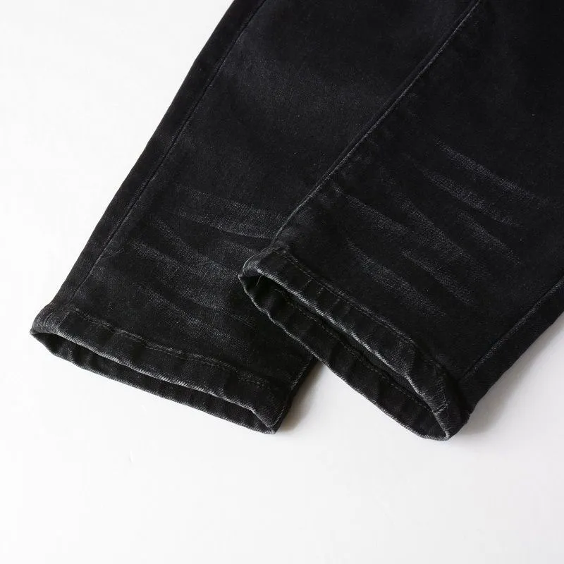 P180 Top replica AMIRI patch embroidered jeans trousers AMIRI high street basic ripped tight stretch jeans trousers Amiriamiri is transliterated as Emil, which is the name of the founder. Mike Amiri, the founder of amiri, grew up in Los Angeles, USA. He was influenced by the local street culture Rock since childhood, so he founded the amiri brand named after himself. A variety of trendy clothing meets the needs of different fashion players. Amiri clothing has novel and unique styles and is a well-known street brand in the United States. Many of its styles and styles are loved by many street photographers. Various clothing styles meet the needs of different people, show their unique temperament, and show the trend of dressing. amiri's jeans are relatively famous. Not only do they have many styles, but the quality of the jeans is also very good. Many celebrities have also worn amiri brand jeans.  The jeans of the amiri brand break through the production process and cutting of the original jeans. The fabrics are relatively soft and comfortable, and are not as hard as some jeans, which can irritate the skin and cause the skin to bleed when worn. Los Angeles trendy brand Amiri's jeans are made with great detail from tailoring to texture, adding wrinkles, bullet holes, damage and other details to add to the trendiness of the jeans. You can choose the style that suits you according to your own needs. Only when you wear a suitable style can you have a certain sense of fashion.  In recent years, high street has become a word that appears more and more frequently in men's clothing. High street style has also become an important direction for everyone's matching. High street related items are basically inseparable from oversize or off-shoulder tops. The lower body is matched with trackpants or tight-fitting denim. In my opinion, the most representative one is perhaps annihilation. Color; picture color Size: m l xl xxl