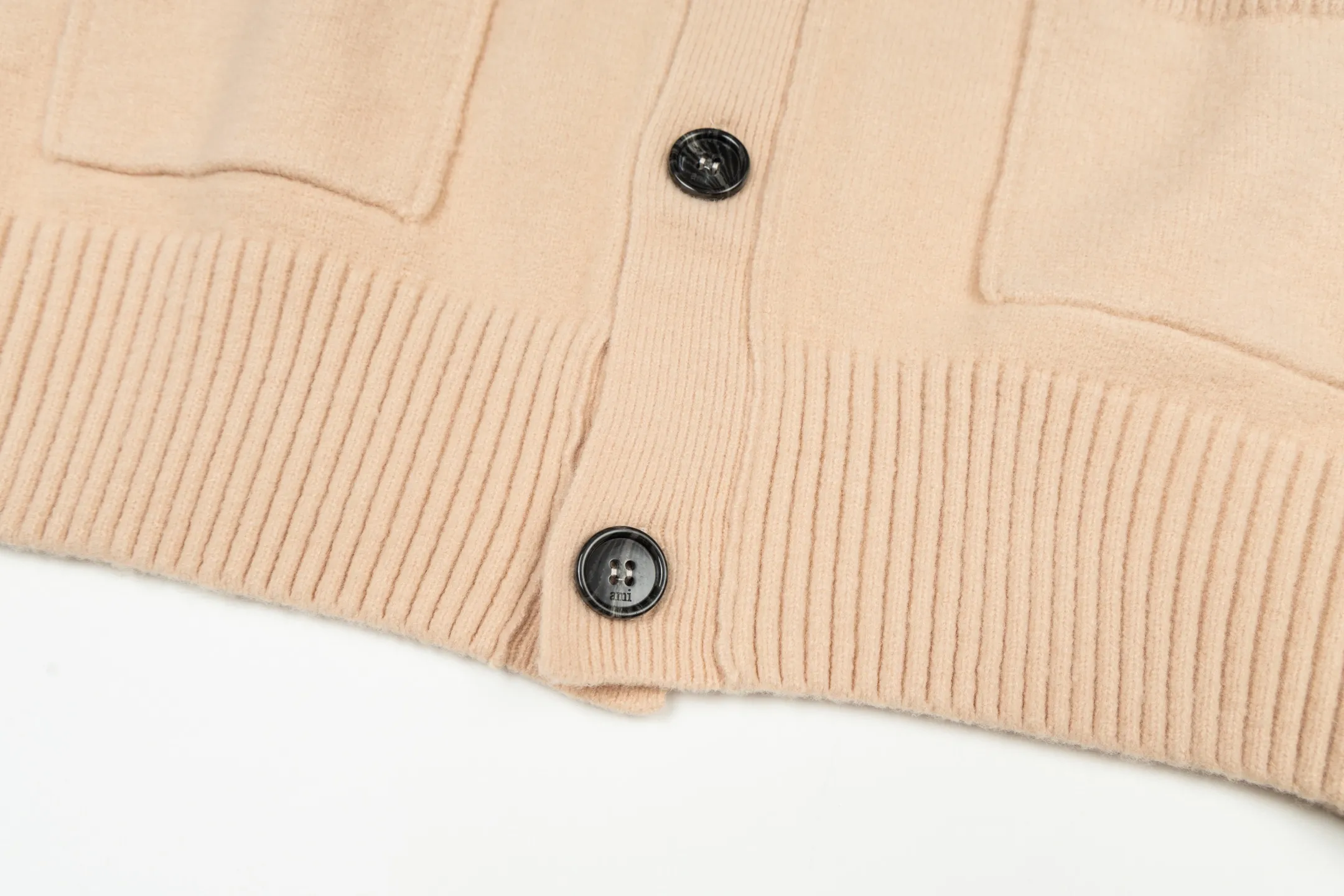 🅿️600 [Exclusive supply] Ami love jacquard double-pocket knitted cardigan (pink). The original version was purchased and developed for 3,399. The fabric is made of alpaca wool to maintain a stable pattern. The stitching is even and firm, and the details are meticulously handled, reflecting the brand's strict control over quality. The overall design is simple and elegant, suitable for various occasions. Whether it is business or leisure, it can show an elegant and decent style. The overall wiring is straight and delicate, the fabric is comfortable and soft, and the color is consistent without color difference. It can be matched with the same style to create a fashionable look, and can be used in various occasions. Customized accessories, complete with three standards, the same style for men and women. Size:S-M-L-XL
