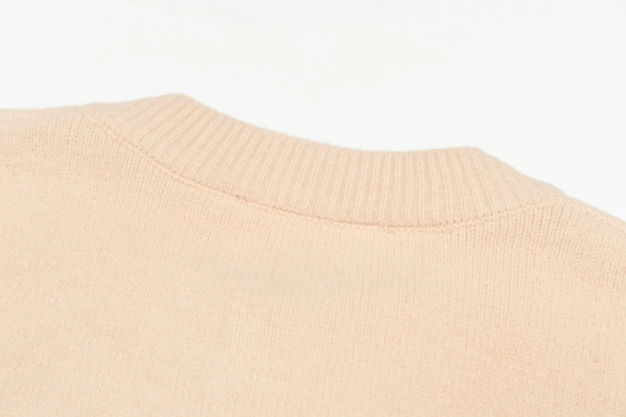 🅿️600 [Exclusive supply] Ami love jacquard double-pocket knitted cardigan (pink). The original version was purchased and developed for 3,399. The fabric is made of alpaca wool to maintain a stable pattern. The stitching is even and firm, and the details are meticulously handled, reflecting the brand's strict control over quality. The overall design is simple and elegant, suitable for various occasions. Whether it is business or leisure, it can show an elegant and decent style. The overall wiring is straight and delicate, the fabric is comfortable and soft, and the color is consistent without color difference. It can be matched with the same style to create a fashionable look, and can be used in various occasions. Customized accessories, complete with three standards, the same style for men and women. Size:S-M-L-XL
