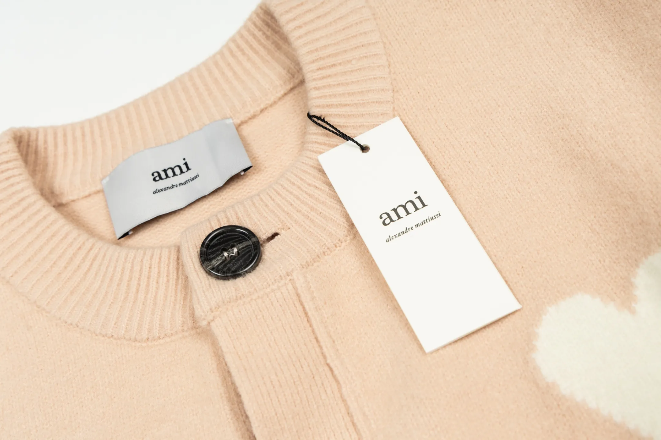 🅿️600 [Exclusive supply] Ami love jacquard double-pocket knitted cardigan (pink). The original version was purchased and developed for 3,399. The fabric is made of alpaca wool to maintain a stable pattern. The stitching is even and firm, and the details are meticulously handled, reflecting the brand's strict control over quality. The overall design is simple and elegant, suitable for various occasions. Whether it is business or leisure, it can show an elegant and decent style. The overall wiring is straight and delicate, the fabric is comfortable and soft, and the color is consistent without color difference. It can be matched with the same style to create a fashionable look, and can be used in various occasions. Customized accessories, complete with three standards, the same style for men and women. Size:S-M-L-XL