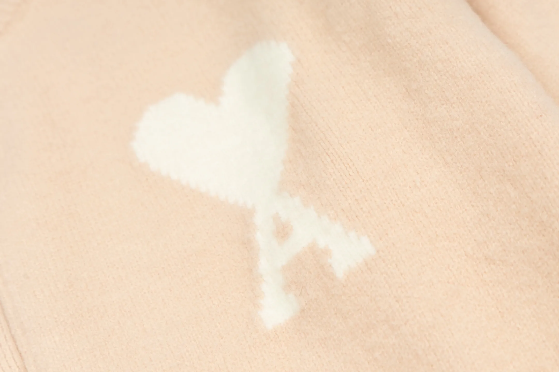 🅿️600 [Exclusive supply] Ami love jacquard double-pocket knitted cardigan (pink). The original version was purchased and developed for 3,399. The fabric is made of alpaca wool to maintain a stable pattern. The stitching is even and firm, and the details are meticulously handled, reflecting the brand's strict control over quality. The overall design is simple and elegant, suitable for various occasions. Whether it is business or leisure, it can show an elegant and decent style. The overall wiring is straight and delicate, the fabric is comfortable and soft, and the color is consistent without color difference. It can be matched with the same style to create a fashionable look, and can be used in various occasions. Customized accessories, complete with three standards, the same style for men and women. Size:S-M-L-XL
