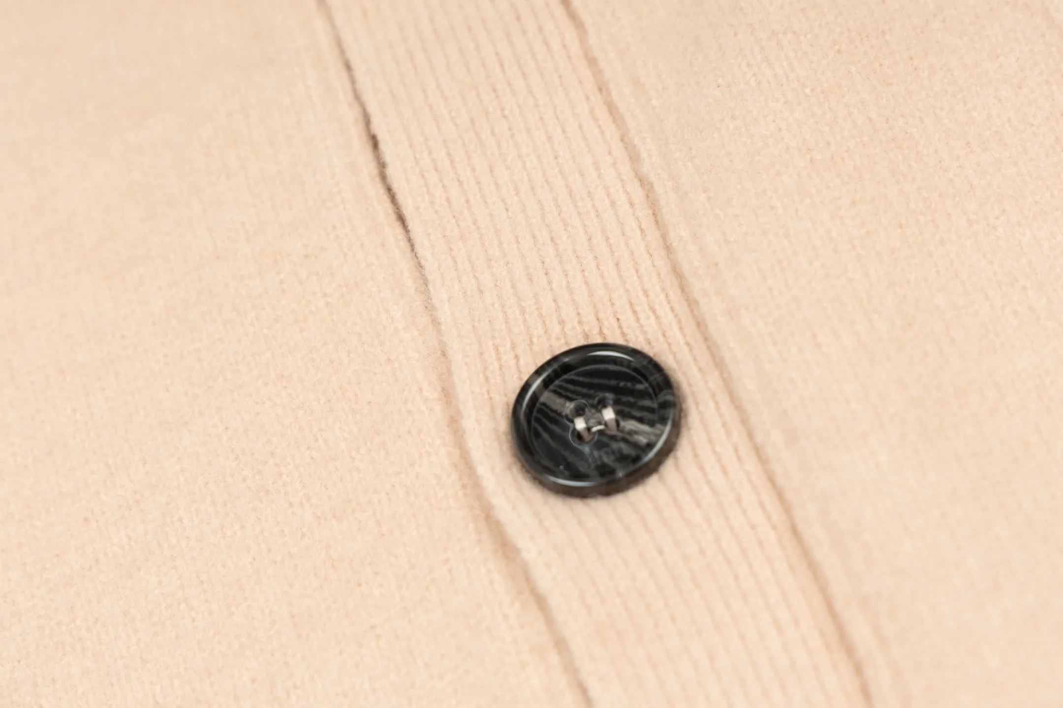 🅿️600 [Exclusive supply] Ami love jacquard double-pocket knitted cardigan (pink). The original version was purchased and developed for 3,399. The fabric is made of alpaca wool to maintain a stable pattern. The stitching is even and firm, and the details are meticulously handled, reflecting the brand's strict control over quality. The overall design is simple and elegant, suitable for various occasions. Whether it is business or leisure, it can show an elegant and decent style. The overall wiring is straight and delicate, the fabric is comfortable and soft, and the color is consistent without color difference. It can be matched with the same style to create a fashionable look, and can be used in various occasions. Customized accessories, complete with three standards, the same style for men and women. Size:S-M-L-XL