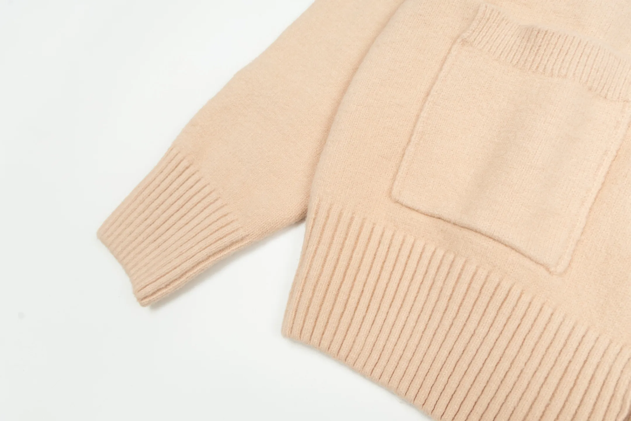 🅿️600 [Exclusive supply] Ami love jacquard double-pocket knitted cardigan (pink). The original version was purchased and developed for 3,399. The fabric is made of alpaca wool to maintain a stable pattern. The stitching is even and firm, and the details are meticulously handled, reflecting the brand's strict control over quality. The overall design is simple and elegant, suitable for various occasions. Whether it is business or leisure, it can show an elegant and decent style. The overall wiring is straight and delicate, the fabric is comfortable and soft, and the color is consistent without color difference. It can be matched with the same style to create a fashionable look, and can be used in various occasions. Customized accessories, complete with three standards, the same style for men and women. Size:S-M-L-XL