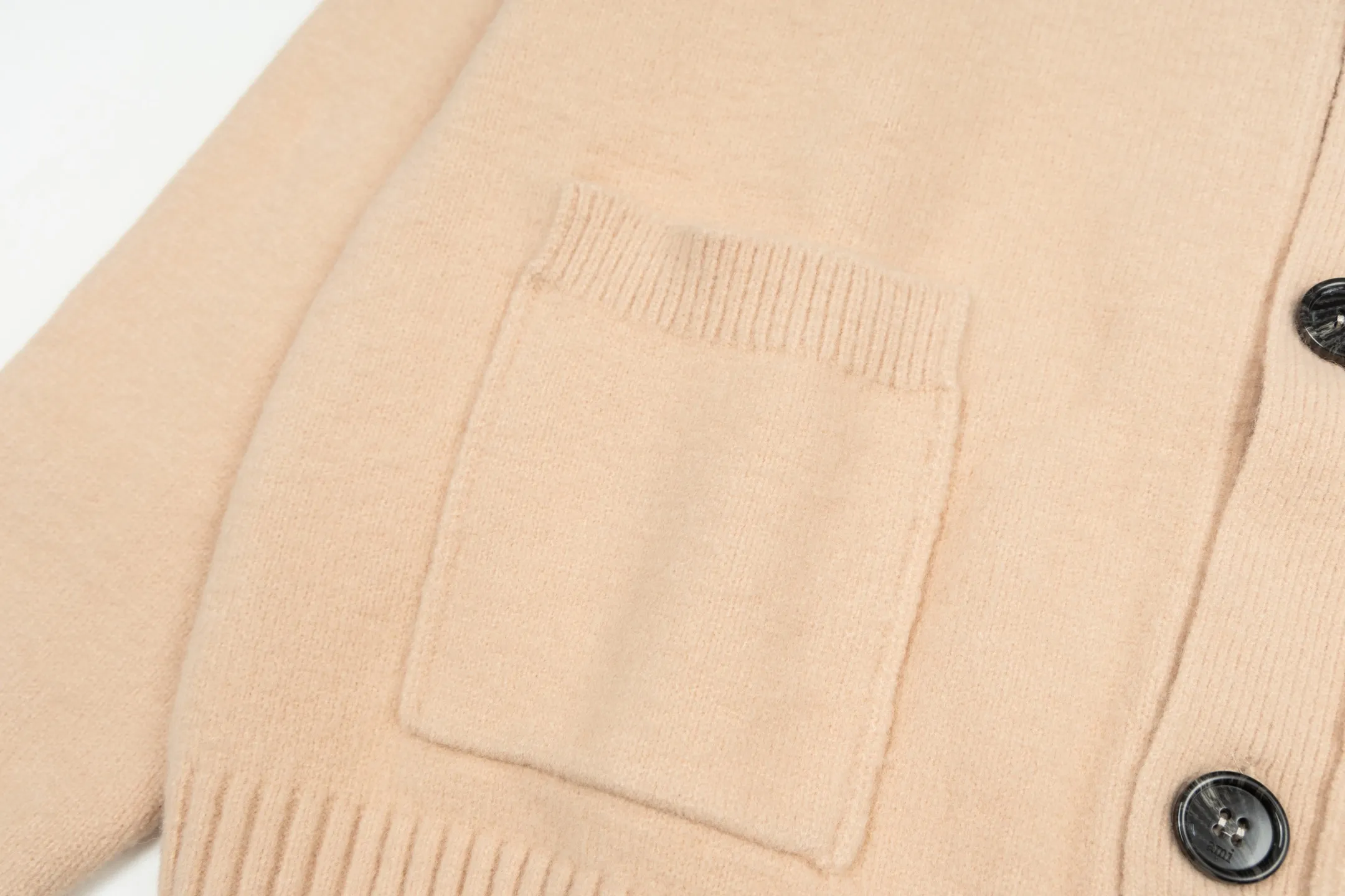 🅿️600 [Exclusive supply] Ami love jacquard double-pocket knitted cardigan (pink). The original version was purchased and developed for 3,399. The fabric is made of alpaca wool to maintain a stable pattern. The stitching is even and firm, and the details are meticulously handled, reflecting the brand's strict control over quality. The overall design is simple and elegant, suitable for various occasions. Whether it is business or leisure, it can show an elegant and decent style. The overall wiring is straight and delicate, the fabric is comfortable and soft, and the color is consistent without color difference. It can be matched with the same style to create a fashionable look, and can be used in various occasions. Customized accessories, complete with three standards, the same style for men and women. Size:S-M-L-XL