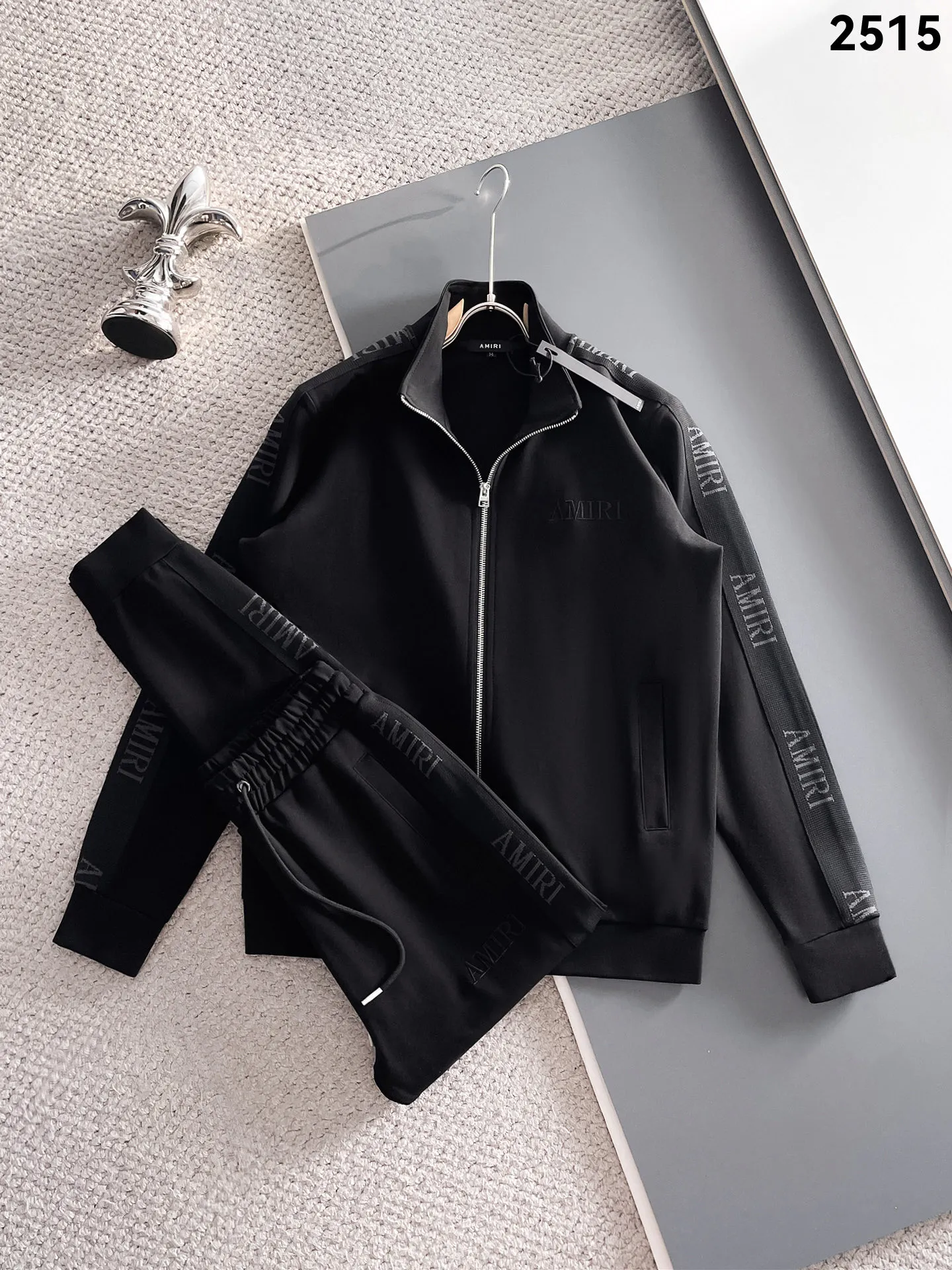 P620 🌸🌸🌸🌸🌸 Amiri 2025 autumn and winter new casual suit! My favorite is simple and elegant, one of the most popular brands of the year, clean and neat tailoring, full of urban style. Exclusive top-quality customized fabrics are available. It feels soft and dry, and the upper body effect is crisp and stylish. The three-dimensional cutting process and the pattern are of high standards. You will feel good when you wear them. There are so many top-quality raw materials. You don’t have to think about how to match it, it has a strong upper body feel, it is definitely at the forefront of fashion, and it is very comfortable to wear. There is no need to say much about the style and cut of the pants, it can be easily done in one set! Customized fabrics provided by customers, smooth to the touch and full of texture on the upper body! The overall design is simple and elegant without losing style, creating a high-end product with unparalleled value. The upper body effect is super nice! Color: Picture color, complete with three standards Size: M, L, xL, xxL, xxxL