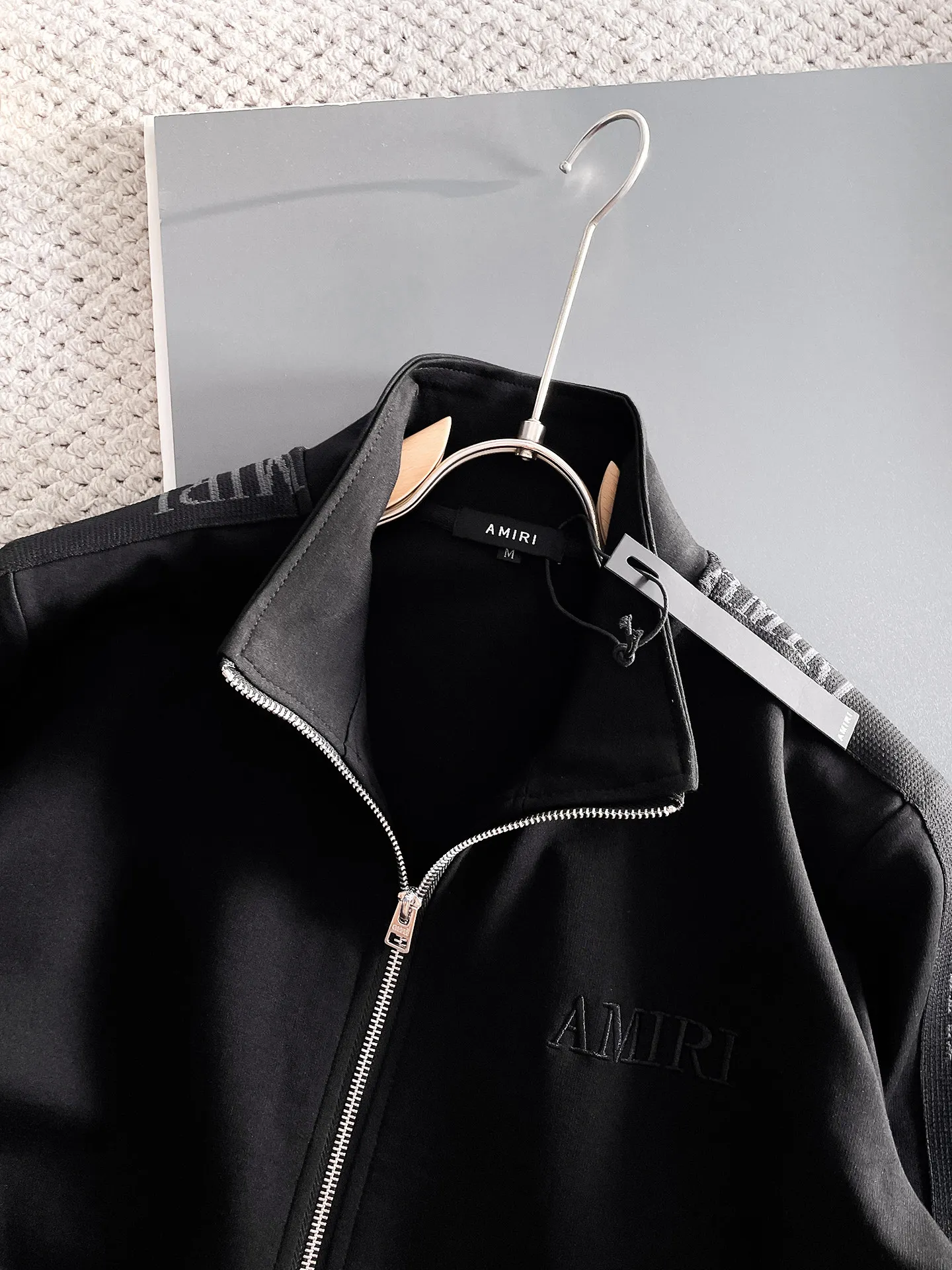 P620 🌸🌸🌸🌸🌸 Amiri 2025 autumn and winter new casual suit! My favorite is simple and elegant, one of the most popular brands of the year, clean and neat tailoring, full of urban style. Exclusive top-quality customized fabrics are available. It feels soft and dry, and the upper body effect is crisp and stylish. The three-dimensional cutting process and the pattern are of high standards. You will feel good when you wear them. There are so many top-quality raw materials. You don’t have to think about how to match it, it has a strong upper body feel, it is definitely at the forefront of fashion, and it is very comfortable to wear. There is no need to say much about the style and cut of the pants, it can be easily done in one set! Customized fabrics provided by customers, smooth to the touch and full of texture on the upper body! The overall design is simple and elegant without losing style, creating a high-end product with unparalleled value. The upper body effect is super nice! Color: Picture color, complete with three standards Size: M, L, xL, xxL, xxxL