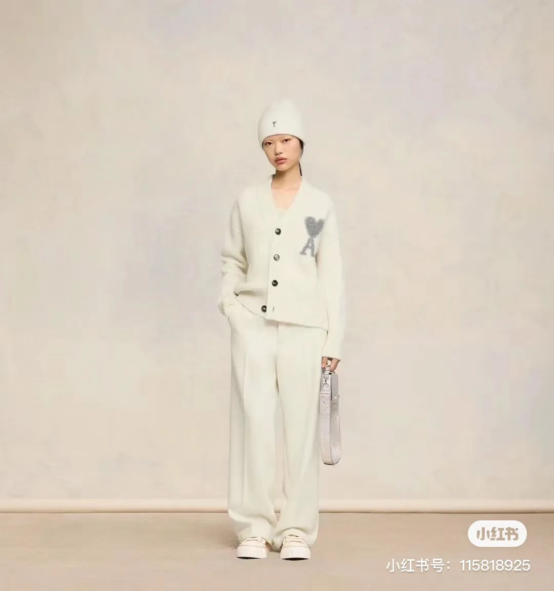 A8148# [Christmas Capsule Series] AMI Paris 2023 autumn and winter new silver big heart alpaca blend soft and waxy cardigan knitted sweater Oversize version for men and women Color: off-white Size: S-XL