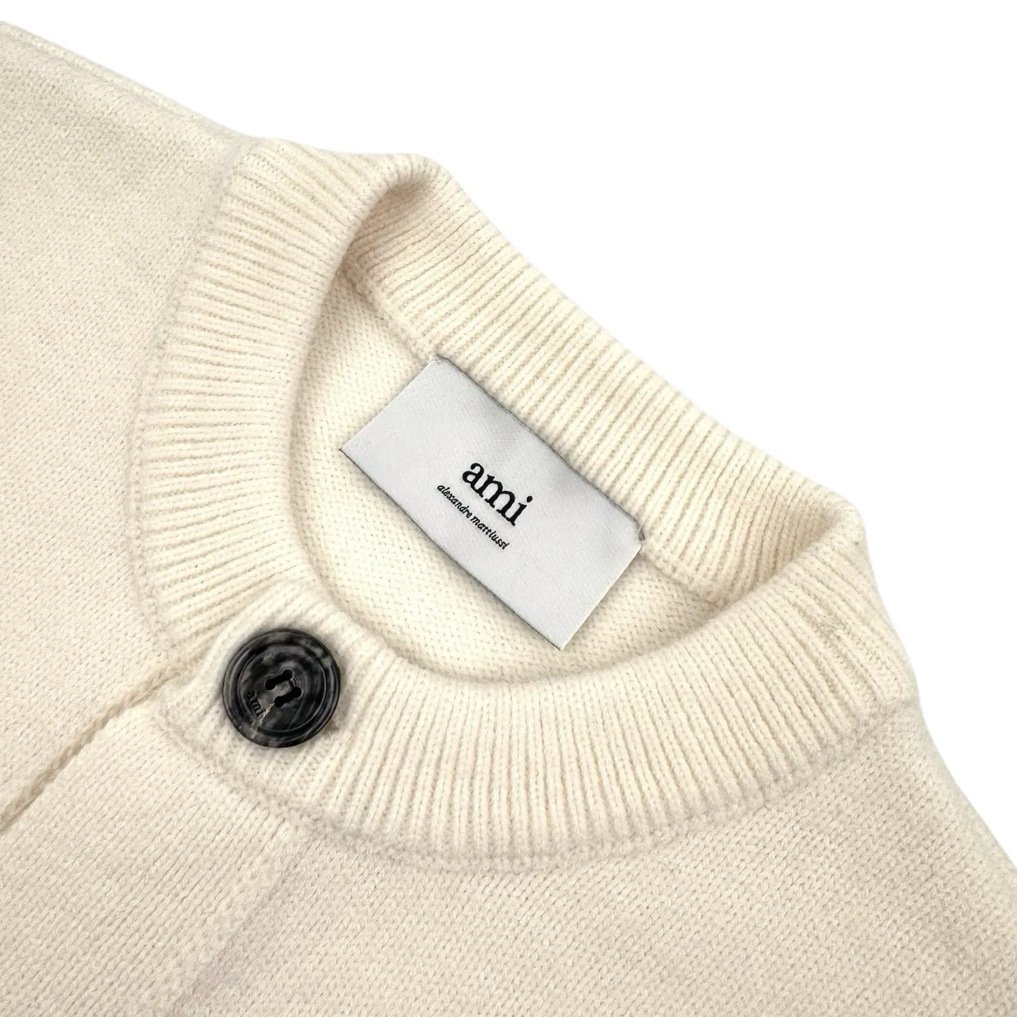 🅿️500 [Exclusive supply] Ami love jacquard woolen cardigan (apricot color). The original purchase was 4,900 and developed. The fabric is made of custom-woven luxurious Merino wool. It is soft and delicate. It is comfortable and close to the skin. It is made of high-grade gray as ink. It is calm and restrained. A contrasting love heart jumps on the chest. It quietly exudes its own charming halo. The brand is fully recognizable. It has a unique cardigan silhouette and exquisite button design. It interprets the elegance and spontaneity of French fashion, is the ultimate simplification of color, and conveys the love and persistence of life. Meet the ultimate simplicity and the well-deserved king of all-match. Made of jacquard tissue imported from Germany, the arrangement and interweaving of yarns are precisely controlled and carefully interwoven on the loom. The Ami love jacquard artistic pattern inlay makes the fabric more vivid and three-dimensional. Garment washing water softening and deodorizing process uses professional washing equipment and specific detergents to deeply clean and deodorize clothes to improve the feel and appearance of clothes. Size:S-M-L-XL