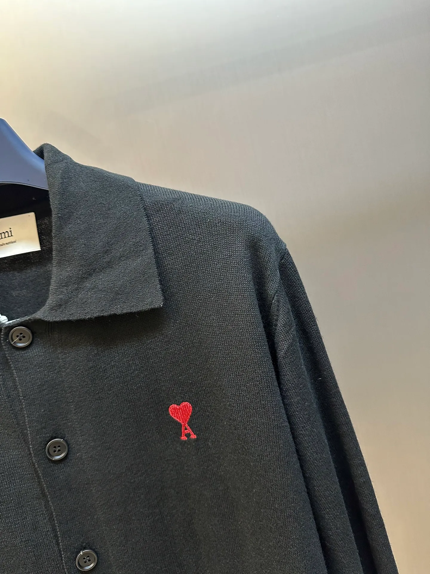 🅿️460 Ami Paris Love Embroidered Knitted Cardigan, custom-woven from luxurious and ultra-fine Merino wool, with a bright red heart on the chest, adding a touch of agility and playfulness. The arrangement of buttons and the symmetrical beauty of the pattern create a sense of vertical extension visually, making the wearer's figure more upright and slender. Imported machine embroidery technology is used, advanced computer control systems and precision mechanical components are used to realize Ami love embroidery operations. The garment washing water is softened and deodorized using professional washing equipment and specific detergents to deeply clean and deodorize the clothes, improving the feel and appearance of the clothes.  size：s m l xl
