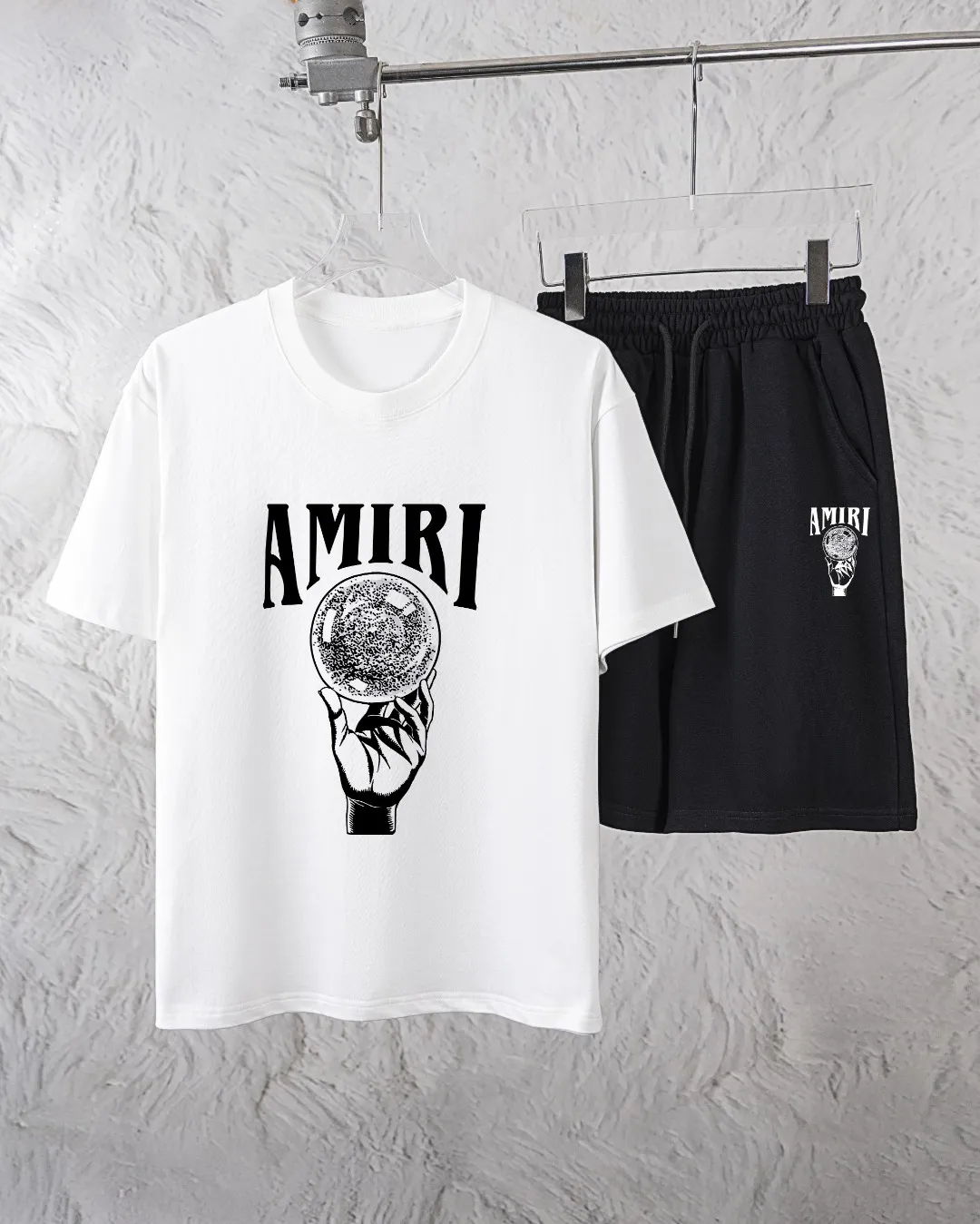 P280 AMIRI exclusively provides new trendy men’s fashionable round neck short-sleeved shorts suits, trendy and fashionable casual short-sleeved suits! It has high breathability and comfort, impeccable details, and brand element design concept, reflecting high quality. It presents a casual cut and the upper body shape is great! Material: 250g Xinjiang long-staple cotton short sleeves + 360g pure cotton terry shorts Size: S M L Due to manual measurement, there is a deviation of about 1-3CM in size.