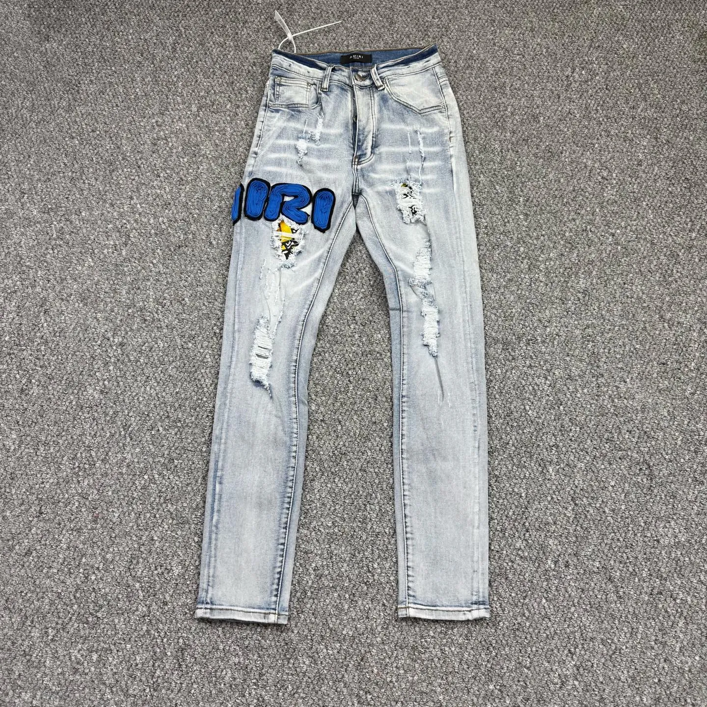 P240 Style No.: H865 AMIRI & AMIRI New jeans with embroidered logo, washed holes pattern, denim shorts, stretch denim trousers, same style for men and women. Accessories: Complete accessories, all in original packaging, two hang tags to distinguish the low-end version. The hardware is standard to the authentic original version with logo aluminum alloy buckle, and every detail is consistent with any version on the market. Fabric: Genuine pattern-making and standard genuine custom-made imported fabrics use unique washing and dyeing methods, and are individually hand-finished - Hand-painted ripped micro-elastic jeans Color: blue Size: 28 30 32 34 36