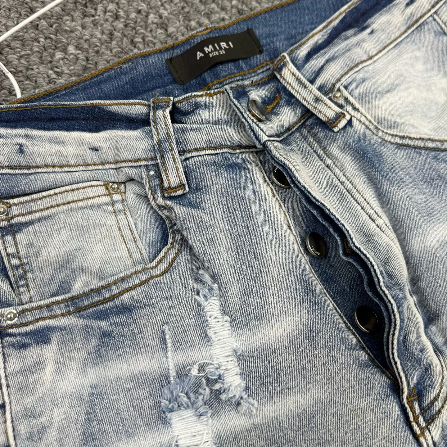 P240 Style No.: H865 AMIRI & AMIRI New jeans with embroidered logo, washed holes pattern, denim shorts, stretch denim trousers, same style for men and women. Accessories: Complete accessories, all in original packaging, two hang tags to distinguish the low-end version. The hardware is standard to the authentic original version with logo aluminum alloy buckle, and every detail is consistent with any version on the market. Fabric: Genuine pattern-making and standard genuine custom-made imported fabrics use unique washing and dyeing methods, and are individually hand-finished - Hand-painted ripped micro-elastic jeans Color: blue Size: 28 30 32 34 36