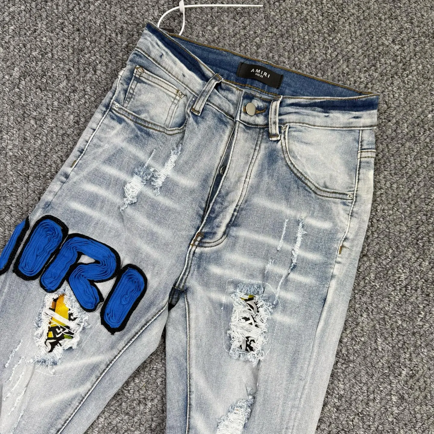 P240 Style No.: H865 AMIRI & AMIRI New jeans with embroidered logo, washed holes pattern, denim shorts, stretch denim trousers, same style for men and women. Accessories: Complete accessories, all in original packaging, two hang tags to distinguish the low-end version. The hardware is standard to the authentic original version with logo aluminum alloy buckle, and every detail is consistent with any version on the market. Fabric: Genuine pattern-making and standard genuine custom-made imported fabrics use unique washing and dyeing methods, and are individually hand-finished - Hand-painted ripped micro-elastic jeans Color: blue Size: 28 30 32 34 36