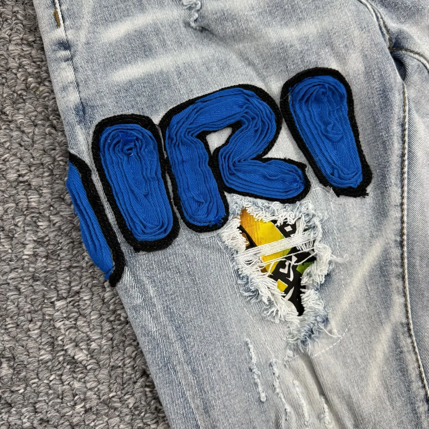 P240 Style No.: H865 AMIRI & AMIRI New jeans with embroidered logo, washed holes pattern, denim shorts, stretch denim trousers, same style for men and women. Accessories: Complete accessories, all in original packaging, two hang tags to distinguish the low-end version. The hardware is standard to the authentic original version with logo aluminum alloy buckle, and every detail is consistent with any version on the market. Fabric: Genuine pattern-making and standard genuine custom-made imported fabrics use unique washing and dyeing methods, and are individually hand-finished - Hand-painted ripped micro-elastic jeans Color: blue Size: 28 30 32 34 36