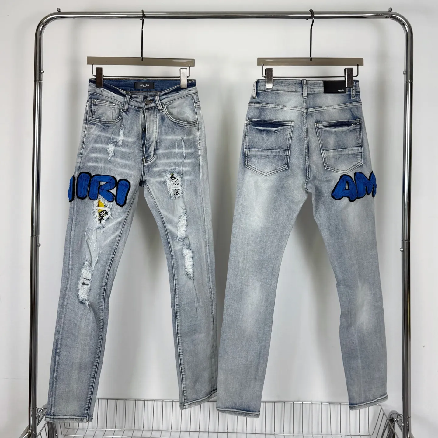 P240 Style No.: H865 AMIRI & AMIRI New jeans with embroidered logo, washed holes pattern, denim shorts, stretch denim trousers, same style for men and women. Accessories: Complete accessories, all in original packaging, two hang tags to distinguish the low-end version. The hardware is standard to the authentic original version with logo aluminum alloy buckle, and every detail is consistent with any version on the market. Fabric: Genuine pattern-making and standard genuine custom-made imported fabrics use unique washing and dyeing methods, and are individually hand-finished - Hand-painted ripped micro-elastic jeans Color: blue Size: 28 30 32 34 36