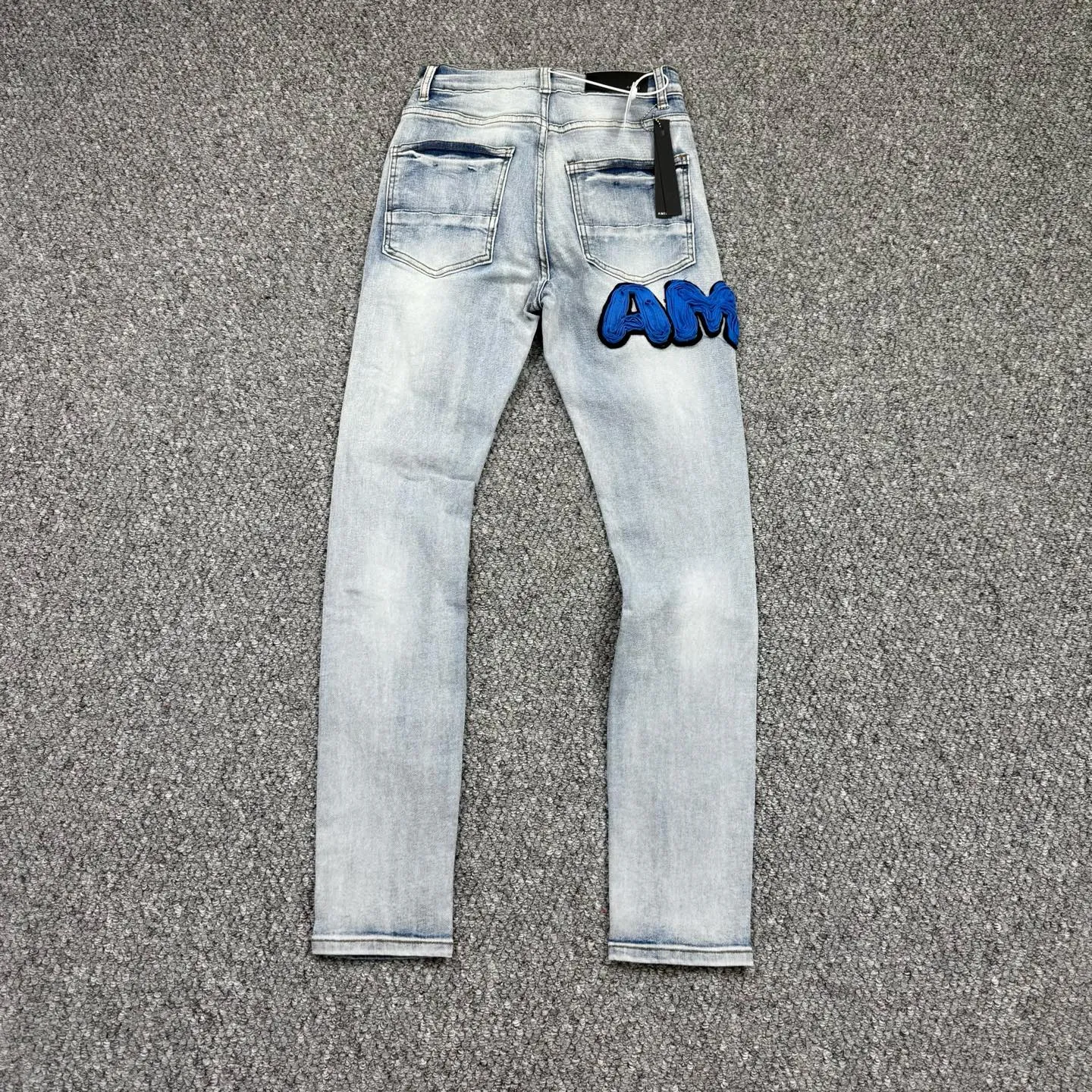 P240 Style No.: H865 AMIRI & AMIRI New jeans with embroidered logo, washed holes pattern, denim shorts, stretch denim trousers, same style for men and women. Accessories: Complete accessories, all in original packaging, two hang tags to distinguish the low-end version. The hardware is standard to the authentic original version with logo aluminum alloy buckle, and every detail is consistent with any version on the market. Fabric: Genuine pattern-making and standard genuine custom-made imported fabrics use unique washing and dyeing methods, and are individually hand-finished - Hand-painted ripped micro-elastic jeans Color: blue Size: 28 30 32 34 36