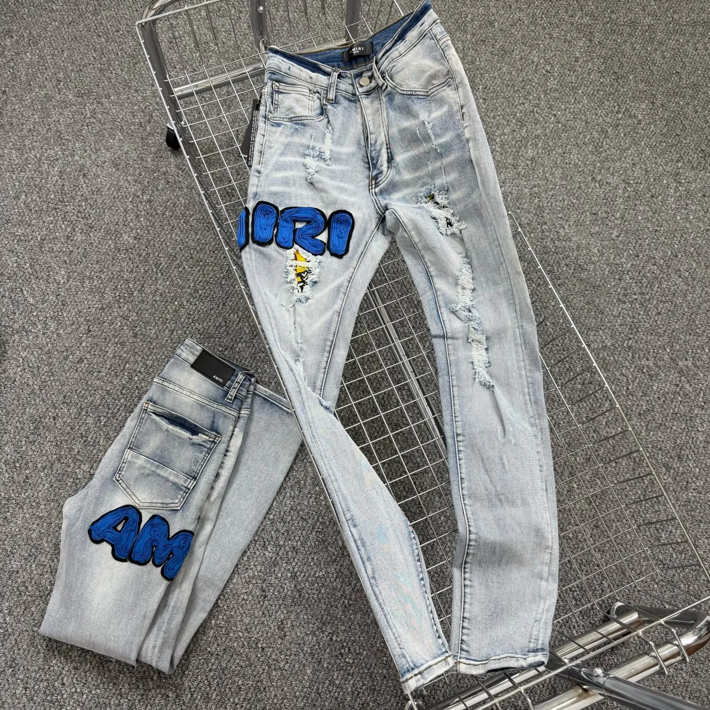 P240 Style No.: H865 AMIRI & AMIRI New jeans with embroidered logo, washed holes pattern, denim shorts, stretch denim trousers, same style for men and women. Accessories: Complete accessories, all in original packaging, two hang tags to distinguish the low-end version. The hardware is standard to the authentic original version with logo aluminum alloy buckle, and every detail is consistent with any version on the market. Fabric: Genuine pattern-making and standard genuine custom-made imported fabrics use unique washing and dyeing methods, and are individually hand-finished - Hand-painted ripped micro-elastic jeans Color: blue Size: 28 30 32 34 36