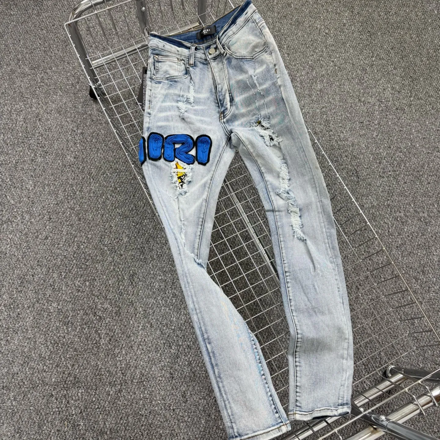 P240 Style No.: H865 AMIRI & AMIRI New jeans with embroidered logo, washed holes pattern, denim shorts, stretch denim trousers, same style for men and women. Accessories: Complete accessories, all in original packaging, two hang tags to distinguish the low-end version. The hardware is standard to the authentic original version with logo aluminum alloy buckle, and every detail is consistent with any version on the market. Fabric: Genuine pattern-making and standard genuine custom-made imported fabrics use unique washing and dyeing methods, and are individually hand-finished - Hand-painted ripped micro-elastic jeans Color: blue Size: 28 30 32 34 36