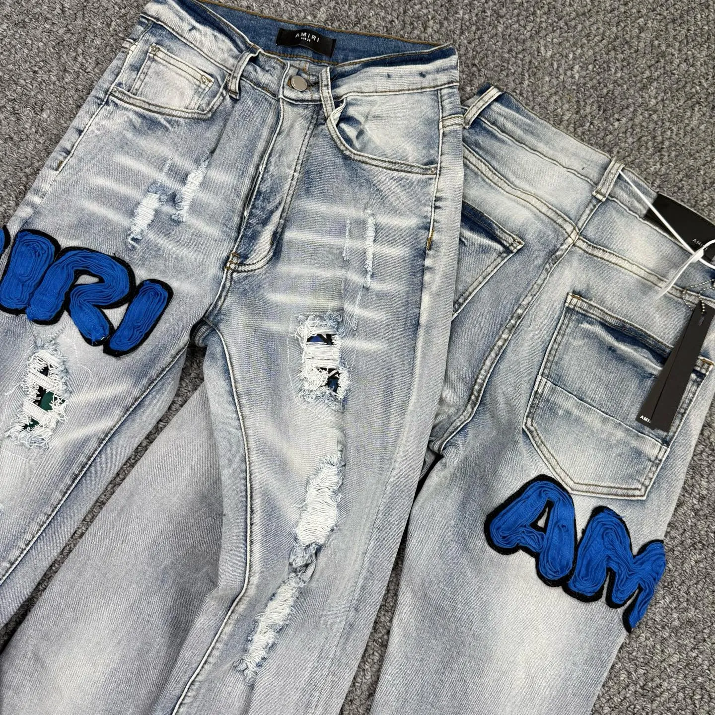 P240 Style No.: H865 AMIRI & AMIRI New jeans with embroidered logo, washed holes pattern, denim shorts, stretch denim trousers, same style for men and women. Accessories: Complete accessories, all in original packaging, two hang tags to distinguish the low-end version. The hardware is standard to the authentic original version with logo aluminum alloy buckle, and every detail is consistent with any version on the market. Fabric: Genuine pattern-making and standard genuine custom-made imported fabrics use unique washing and dyeing methods, and are individually hand-finished - Hand-painted ripped micro-elastic jeans Color: blue Size: 28 30 32 34 36