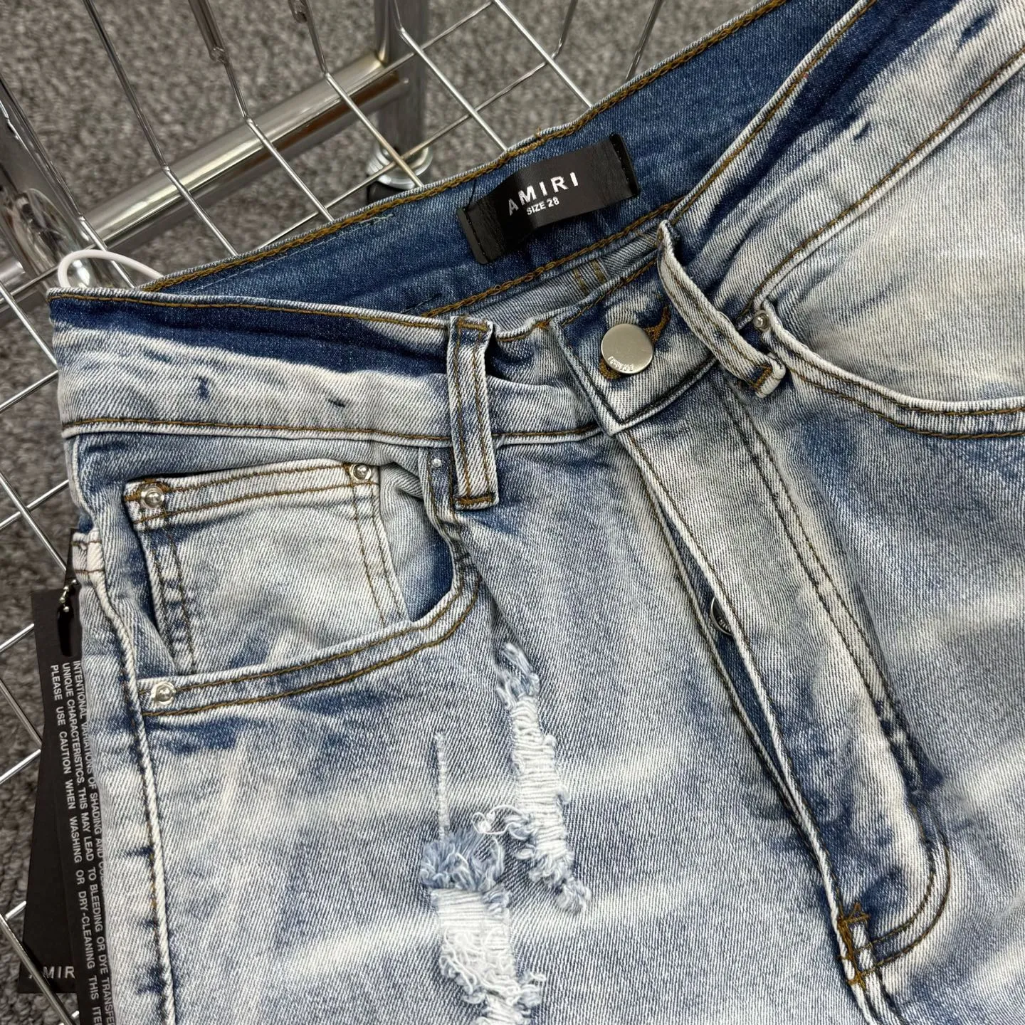 P240 Style No.: H865 AMIRI & AMIRI New jeans with embroidered logo, washed holes pattern, denim shorts, stretch denim trousers, same style for men and women. Accessories: Complete accessories, all in original packaging, two hang tags to distinguish the low-end version. The hardware is standard to the authentic original version with logo aluminum alloy buckle, and every detail is consistent with any version on the market. Fabric: Genuine pattern-making and standard genuine custom-made imported fabrics use unique washing and dyeing methods, and are individually hand-finished - Hand-painted ripped micro-elastic jeans Color: blue Size: 28 30 32 34 36