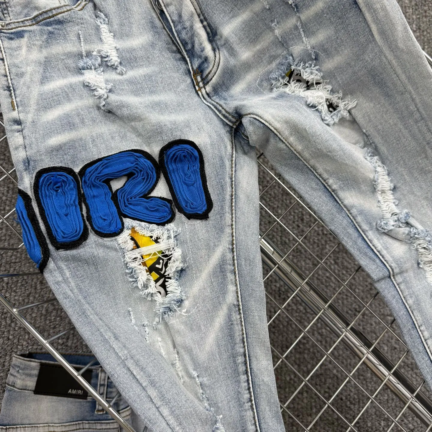 P240 Style No.: H865 AMIRI & AMIRI New jeans with embroidered logo, washed holes pattern, denim shorts, stretch denim trousers, same style for men and women. Accessories: Complete accessories, all in original packaging, two hang tags to distinguish the low-end version. The hardware is standard to the authentic original version with logo aluminum alloy buckle, and every detail is consistent with any version on the market. Fabric: Genuine pattern-making and standard genuine custom-made imported fabrics use unique washing and dyeing methods, and are individually hand-finished - Hand-painted ripped micro-elastic jeans Color: blue Size: 28 30 32 34 36