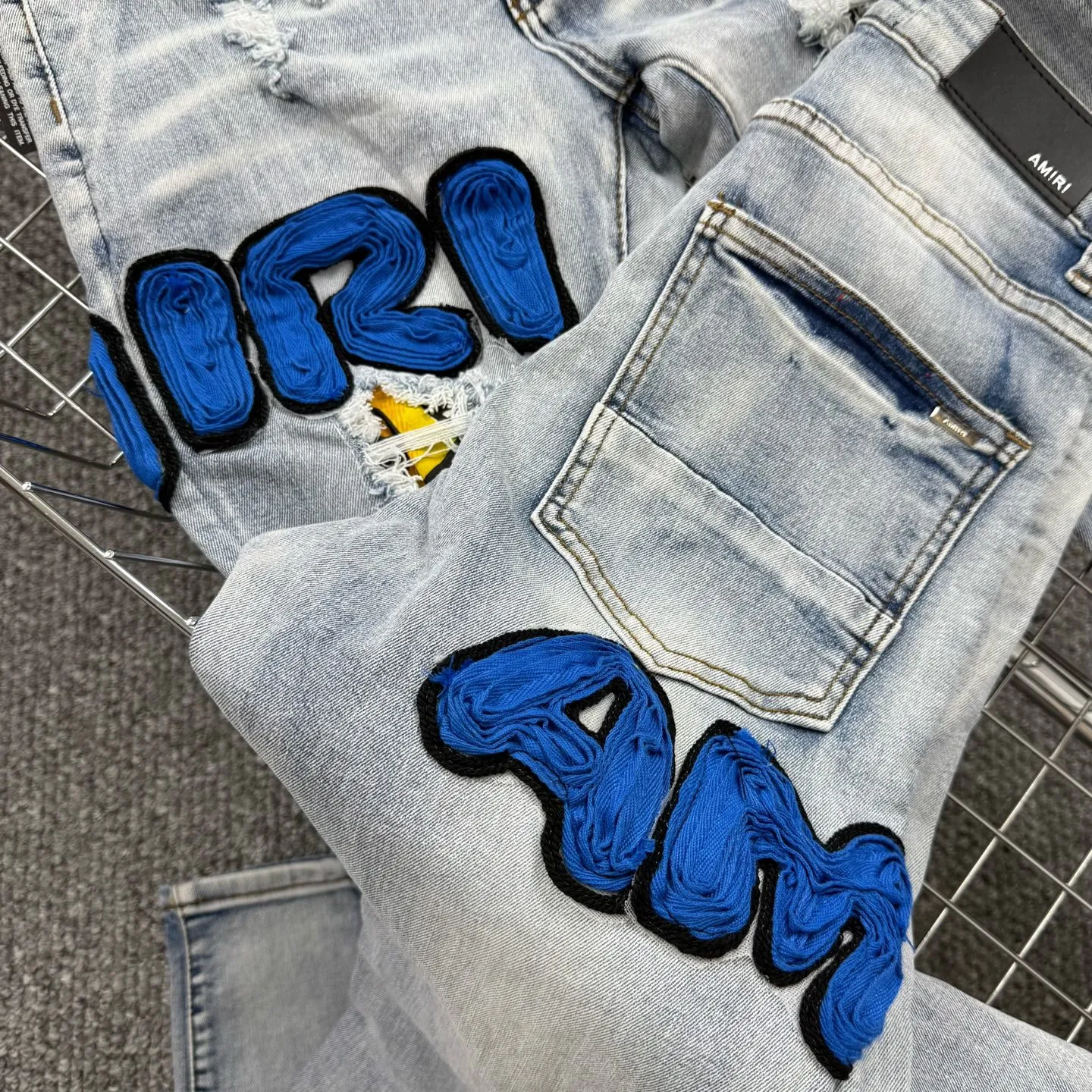 P240 Style No.: H865 AMIRI & AMIRI New jeans with embroidered logo, washed holes pattern, denim shorts, stretch denim trousers, same style for men and women. Accessories: Complete accessories, all in original packaging, two hang tags to distinguish the low-end version. The hardware is standard to the authentic original version with logo aluminum alloy buckle, and every detail is consistent with any version on the market. Fabric: Genuine pattern-making and standard genuine custom-made imported fabrics use unique washing and dyeing methods, and are individually hand-finished - Hand-painted ripped micro-elastic jeans Color: blue Size: 28 30 32 34 36
