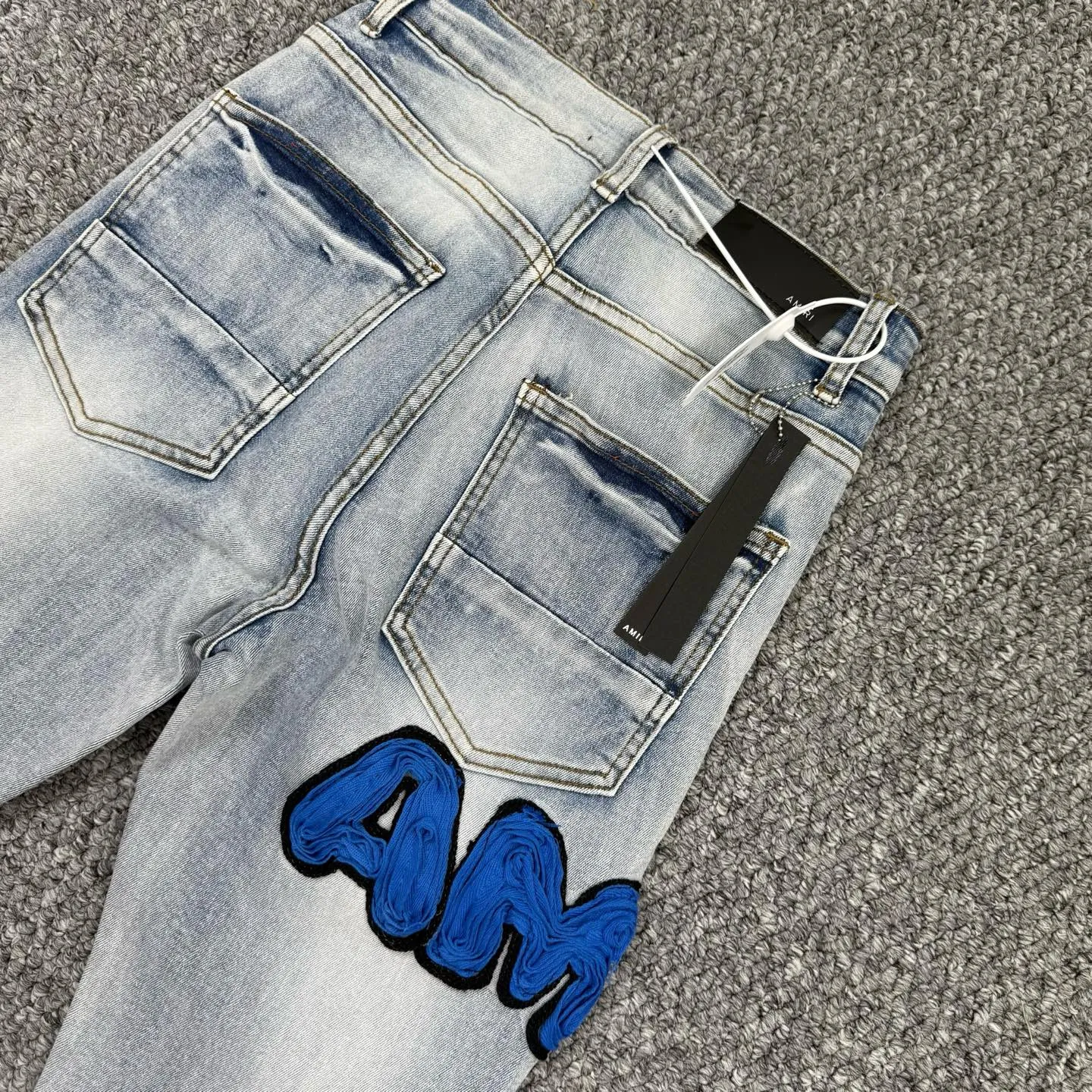 P240 Style No.: H865 AMIRI & AMIRI New jeans with embroidered logo, washed holes pattern, denim shorts, stretch denim trousers, same style for men and women. Accessories: Complete accessories, all in original packaging, two hang tags to distinguish the low-end version. The hardware is standard to the authentic original version with logo aluminum alloy buckle, and every detail is consistent with any version on the market. Fabric: Genuine pattern-making and standard genuine custom-made imported fabrics use unique washing and dyeing methods, and are individually hand-finished - Hand-painted ripped micro-elastic jeans Color: blue Size: 28 30 32 34 36