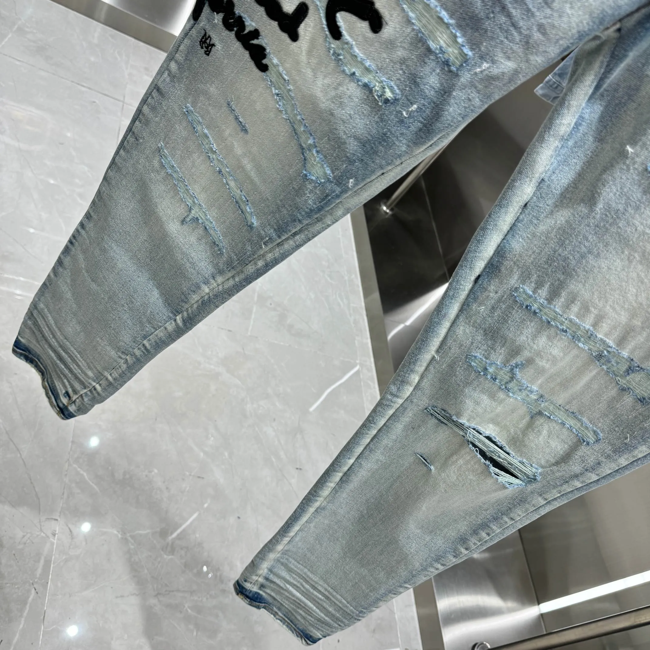 P290 Amiri ripped letter embroidered street fashion slim fit stretch jeans Color light blue Size 30 32 34 36 38