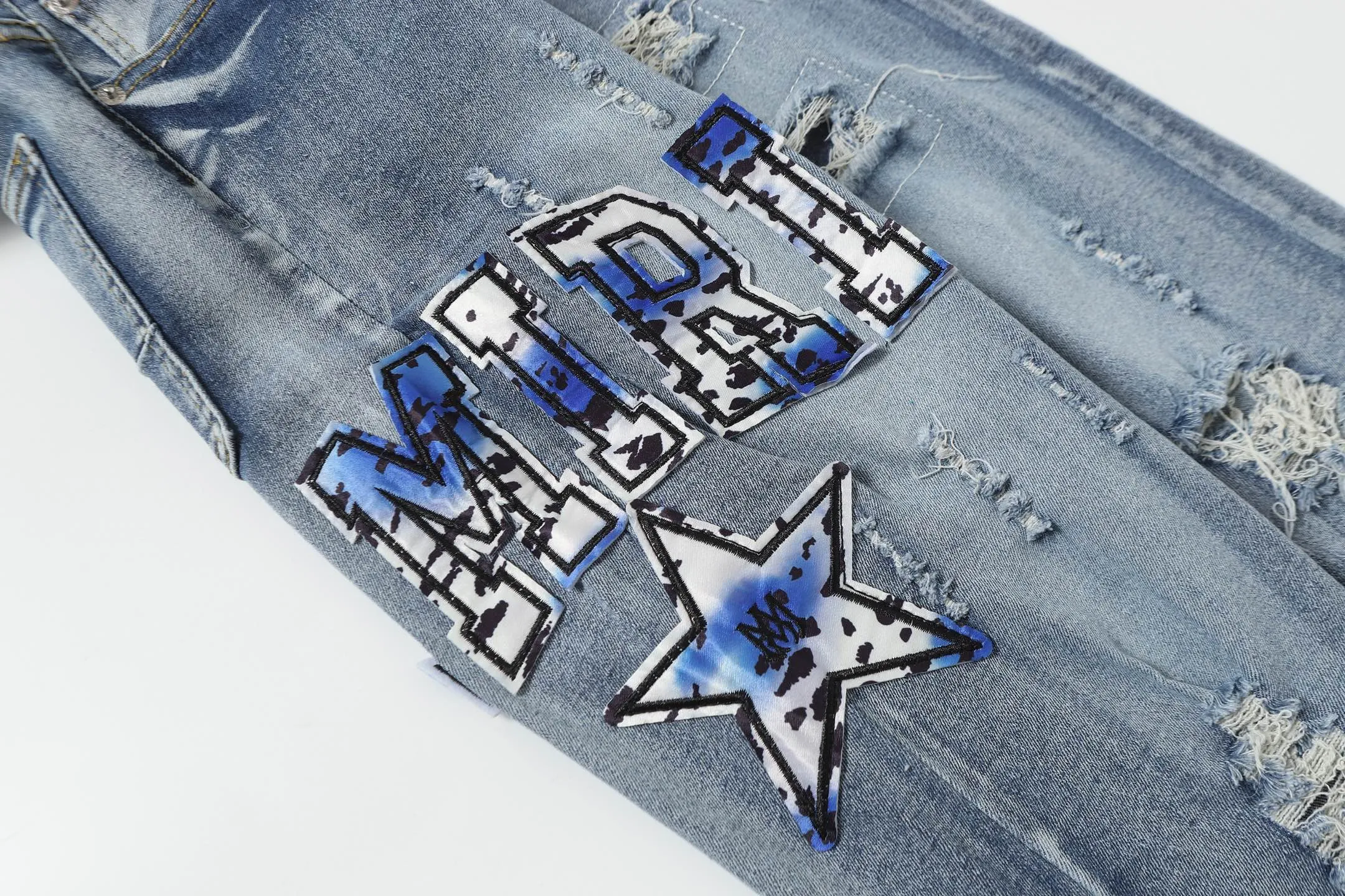 P256 💰 Actual photo [High quality] Coding: M746 Color: Picture color Size: S to XXXL AMIRI patch embroidery jeans trousers AMIRI high street basic ripped jeans trousers amiri brand jeans break the production process and cutting of the original jeans, the fabrics are softer and more comfortable Hand-sewn collar label Customized logo buttons Genuine leather label size Pants length Waist Hips Unit cm S 98 68 100 M 99 72 104 L 100 76 118 XL 101 80 112 XXL 102 84 116 XXXL 103 88 120