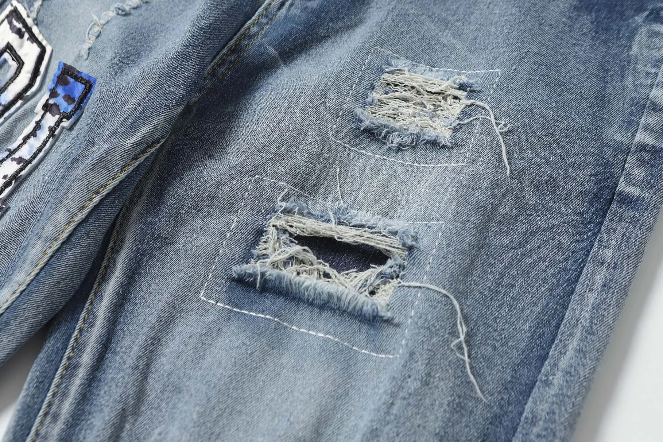 P256 💰 Actual photo [High quality] Coding: M746 Color: Picture color Size: S to XXXL AMIRI patch embroidery jeans trousers AMIRI high street basic ripped jeans trousers amiri brand jeans break the production process and cutting of the original jeans, the fabrics are softer and more comfortable Hand-sewn collar label Customized logo buttons Genuine leather label size Pants length Waist Hips Unit cm S 98 68 100 M 99 72 104 L 100 76 118 XL 101 80 112 XXL 102 84 116 XXXL 103 88 120