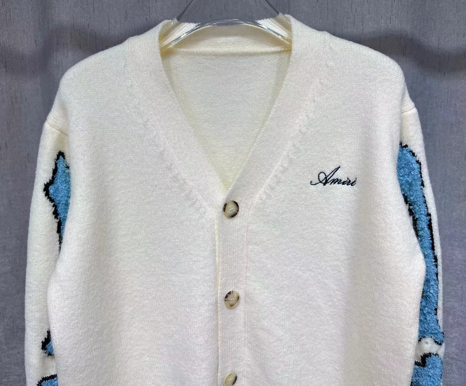 P270 🎉AMIRI new V-neck cardigan sweater, logo embroidery on the chest, 1:1 towel embroidery on the sleeves Color: apricot white, cerulean blue, black, size: S M L XL XXL