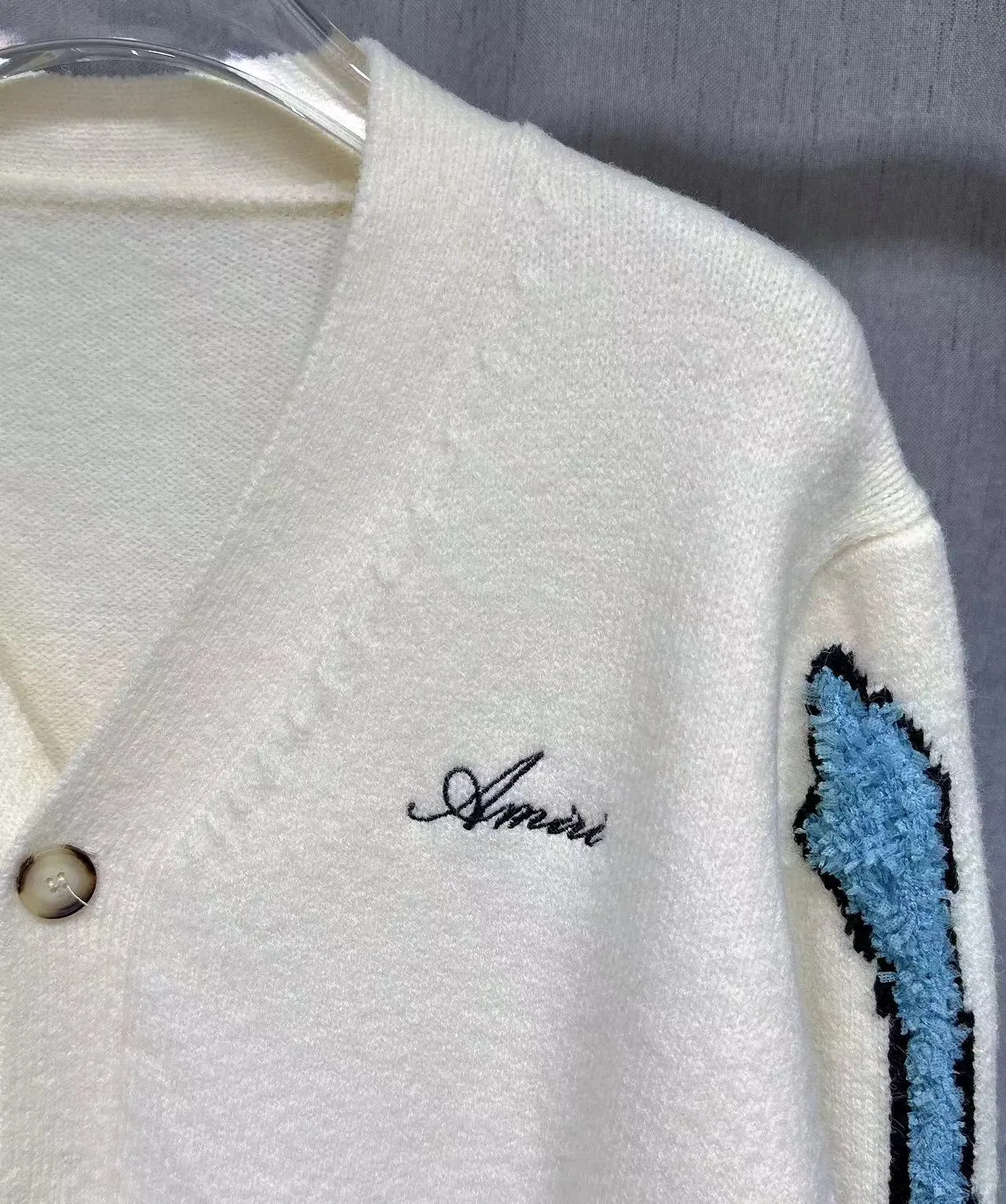 P270 🎉AMIRI new V-neck cardigan sweater, logo embroidery on the chest, 1:1 towel embroidery on the sleeves Color: apricot white, cerulean blue, black, size: S M L XL XXL