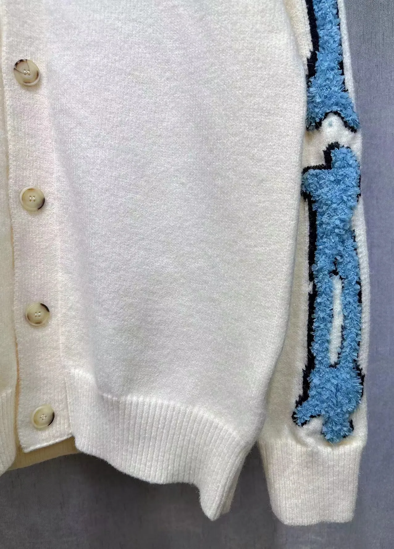 P270 🎉AMIRI new V-neck cardigan sweater, logo embroidery on the chest, 1:1 towel embroidery on the sleeves Color: apricot white, cerulean blue, black, size: S M L XL XXL